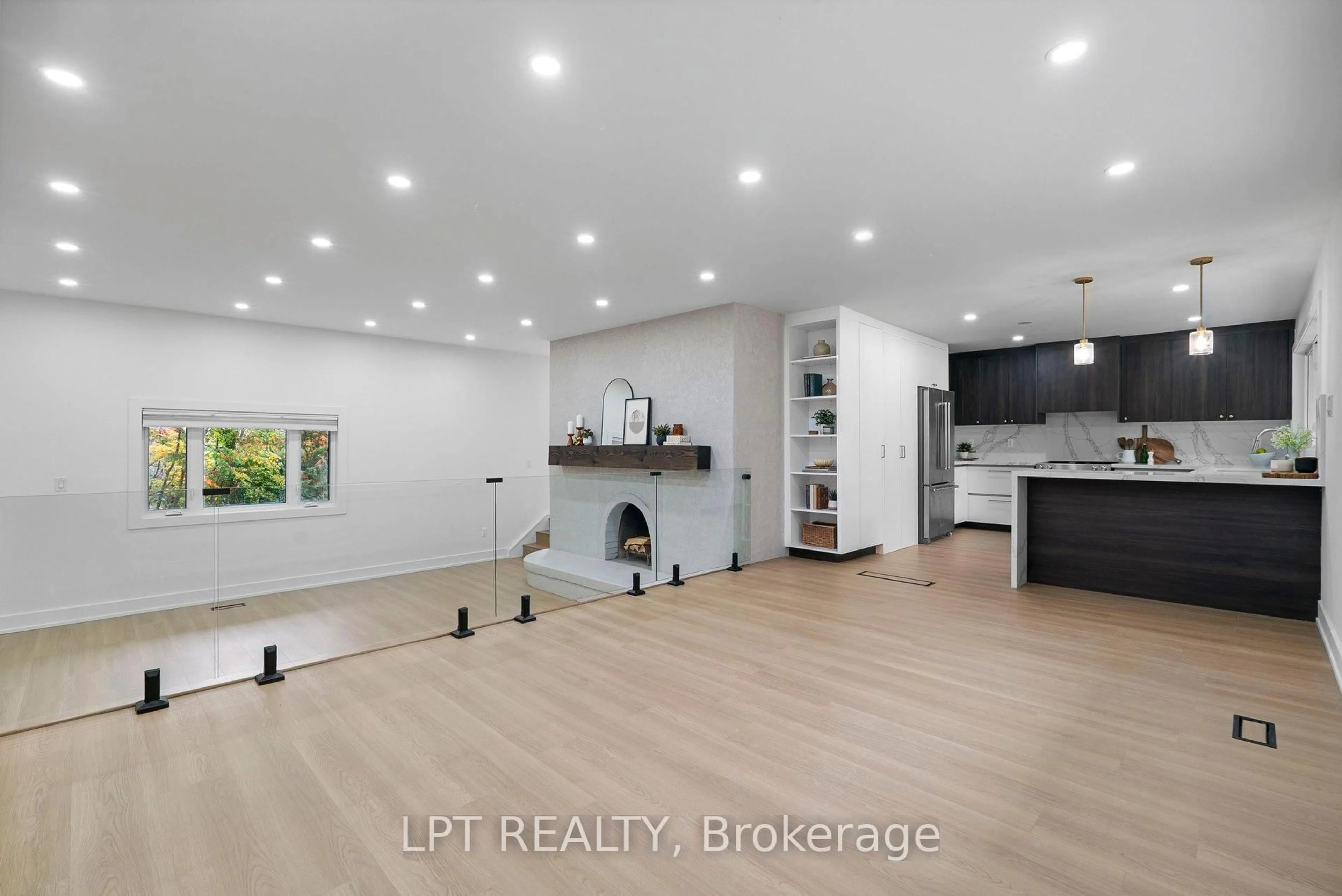 Open concept kitchen, wood/laminate floor for 1083 Line 15, Oro-Medonte Ontario L3V 8J1