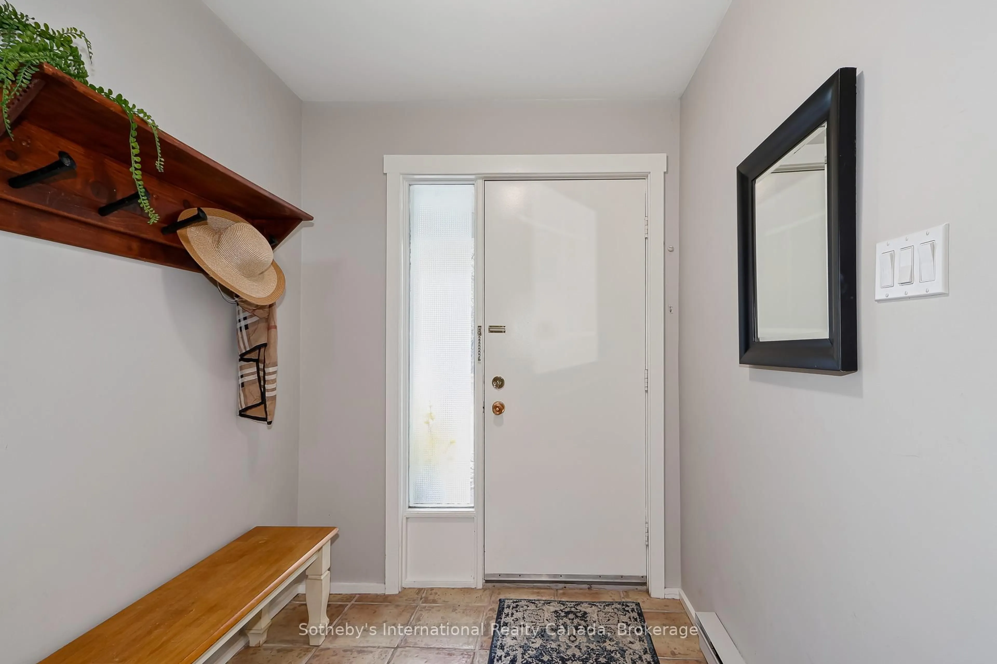 Indoor entryway for 214 Escarpment Cres #214, Collingwood Ontario L9Y 5B4