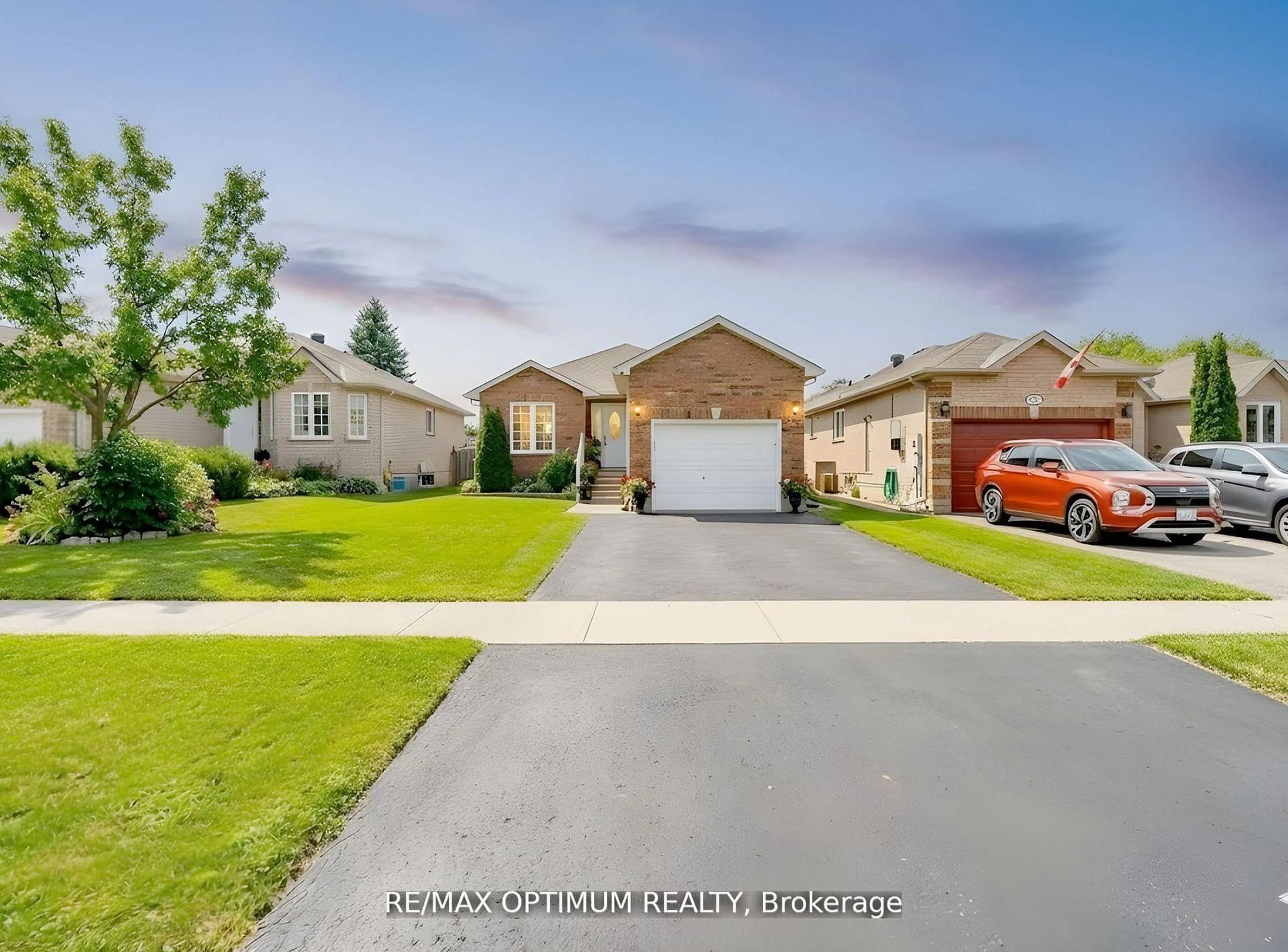 A pic from outside/outdoor area/front of a property/back of a property/a pic from drone, street for 177 Hanmer St, Barrie Ontario L4M 6W6