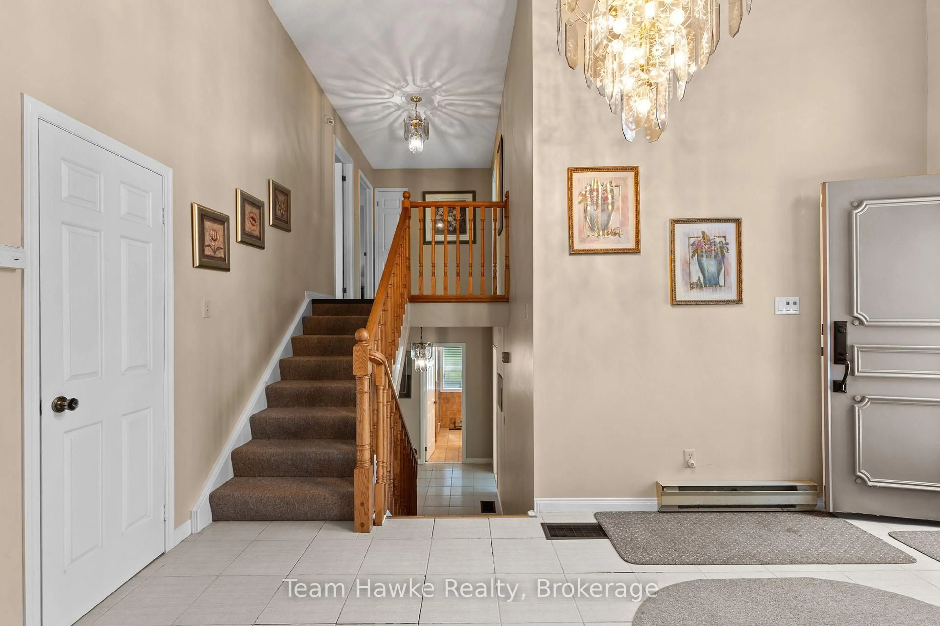 Indoor foyer for 2253 Tiny Beaches Rd, Tiny Ontario L0L 1P1