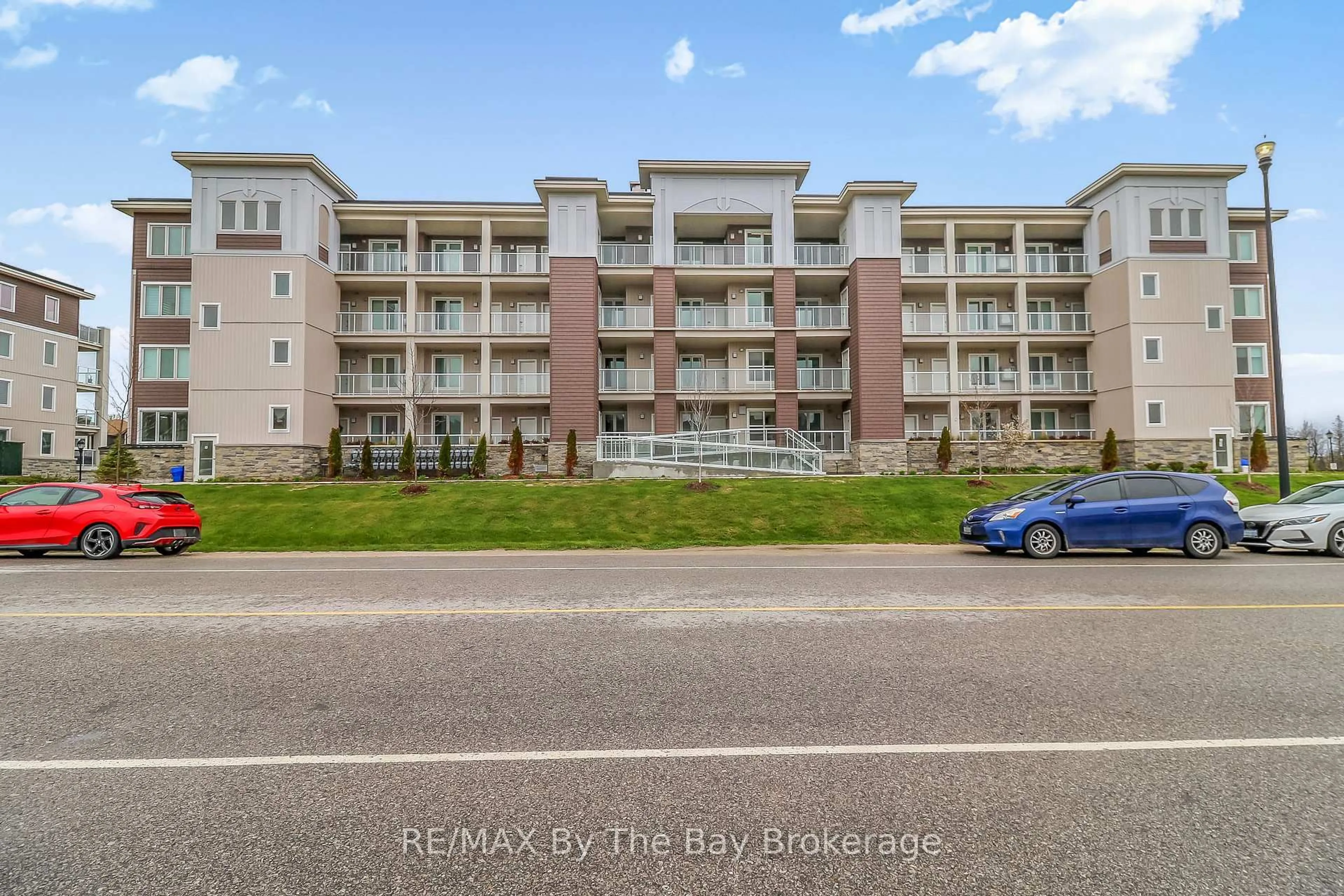 A pic from outside/outdoor area/front of a property/back of a property/a pic from drone, building for 5 Spooner Cres #311, Collingwood Ontario L9Y 1T3