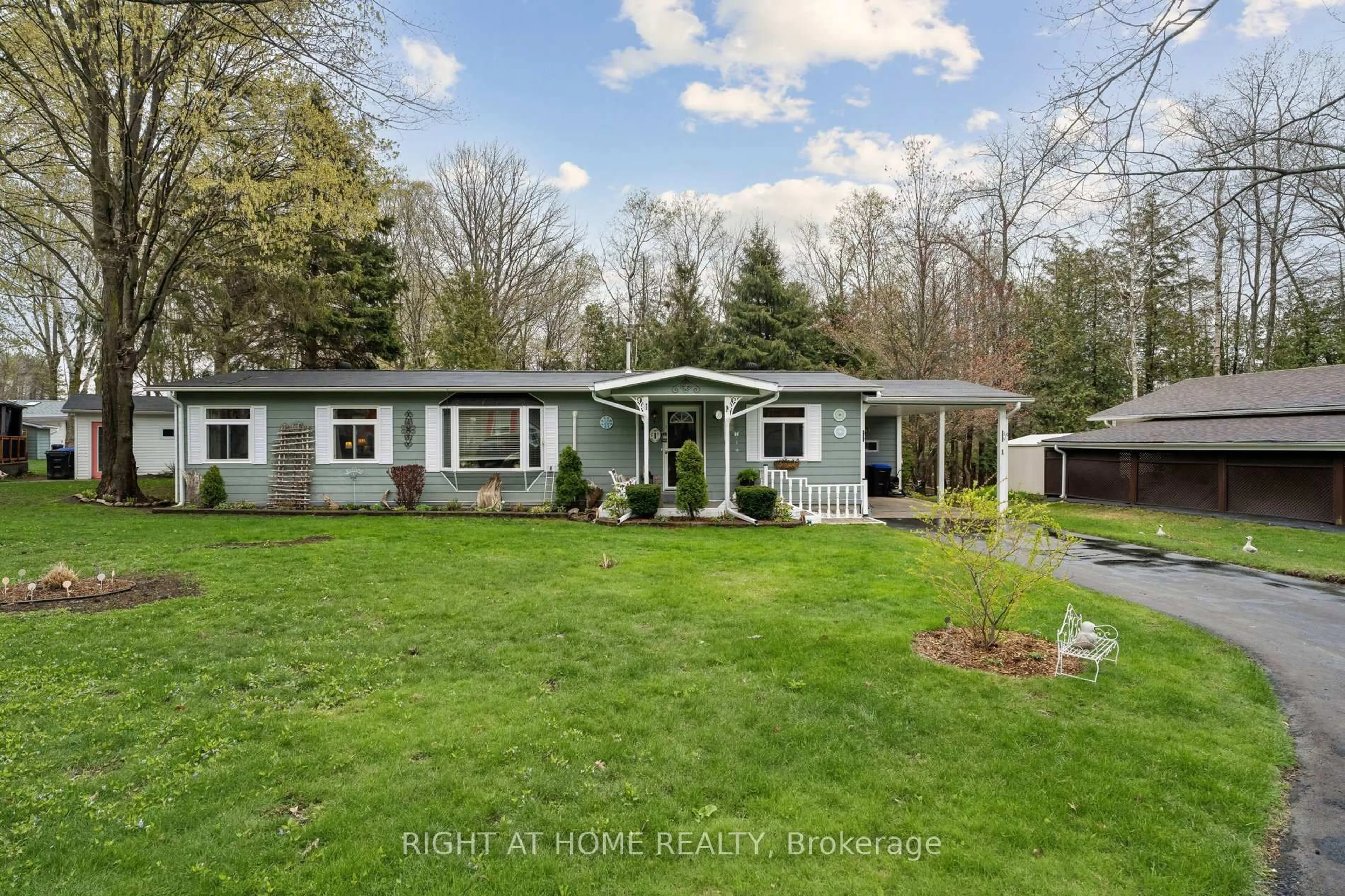 A pic from outside/outdoor area/front of a property/back of a property/a pic from drone, unknown for 1 Allen Dr, Wasaga Beach Ontario L9Z 1K5
