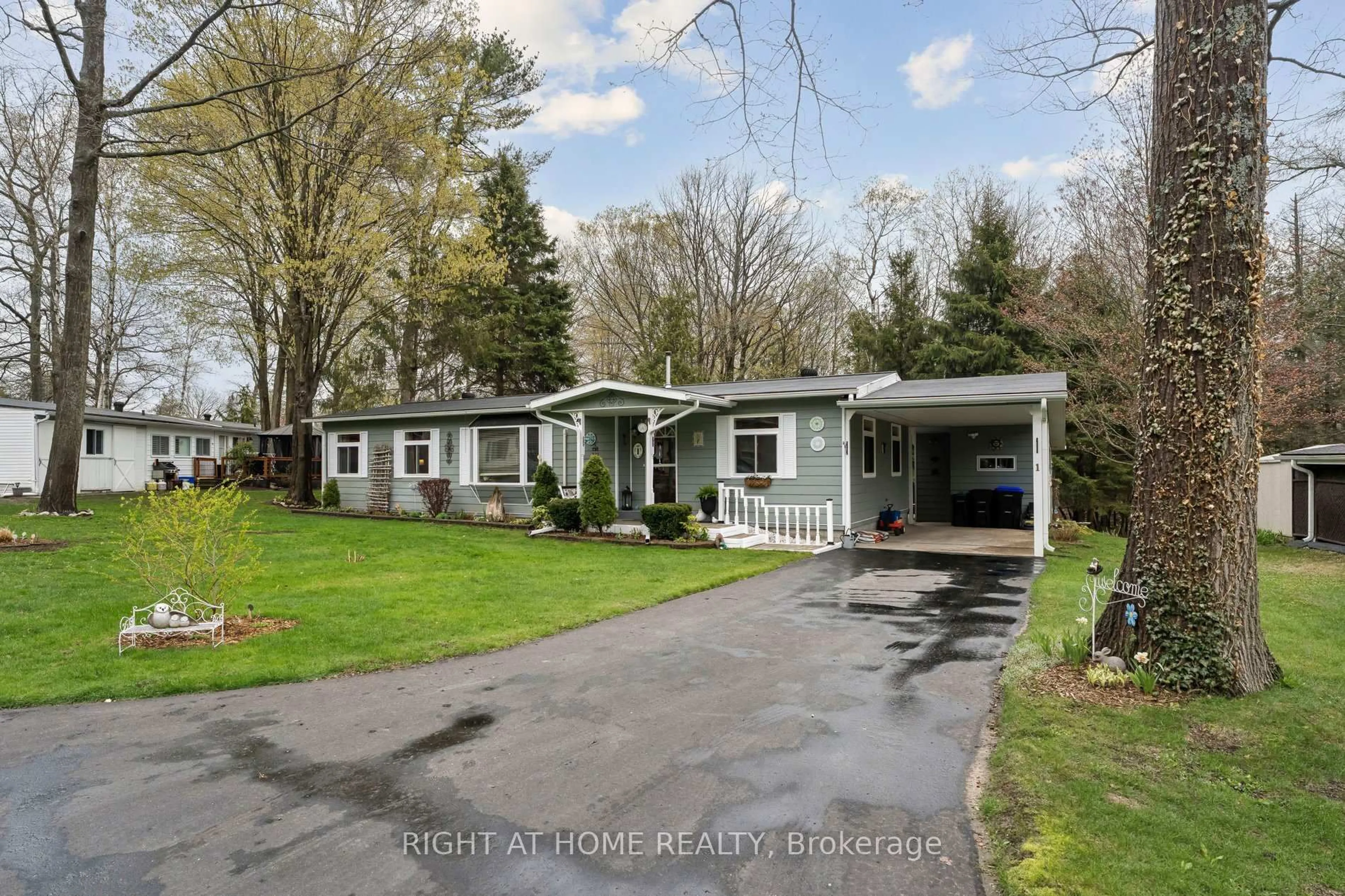 A pic from outside/outdoor area/front of a property/back of a property/a pic from drone, street for 1 Allen Dr, Wasaga Beach Ontario L9Z 1K5