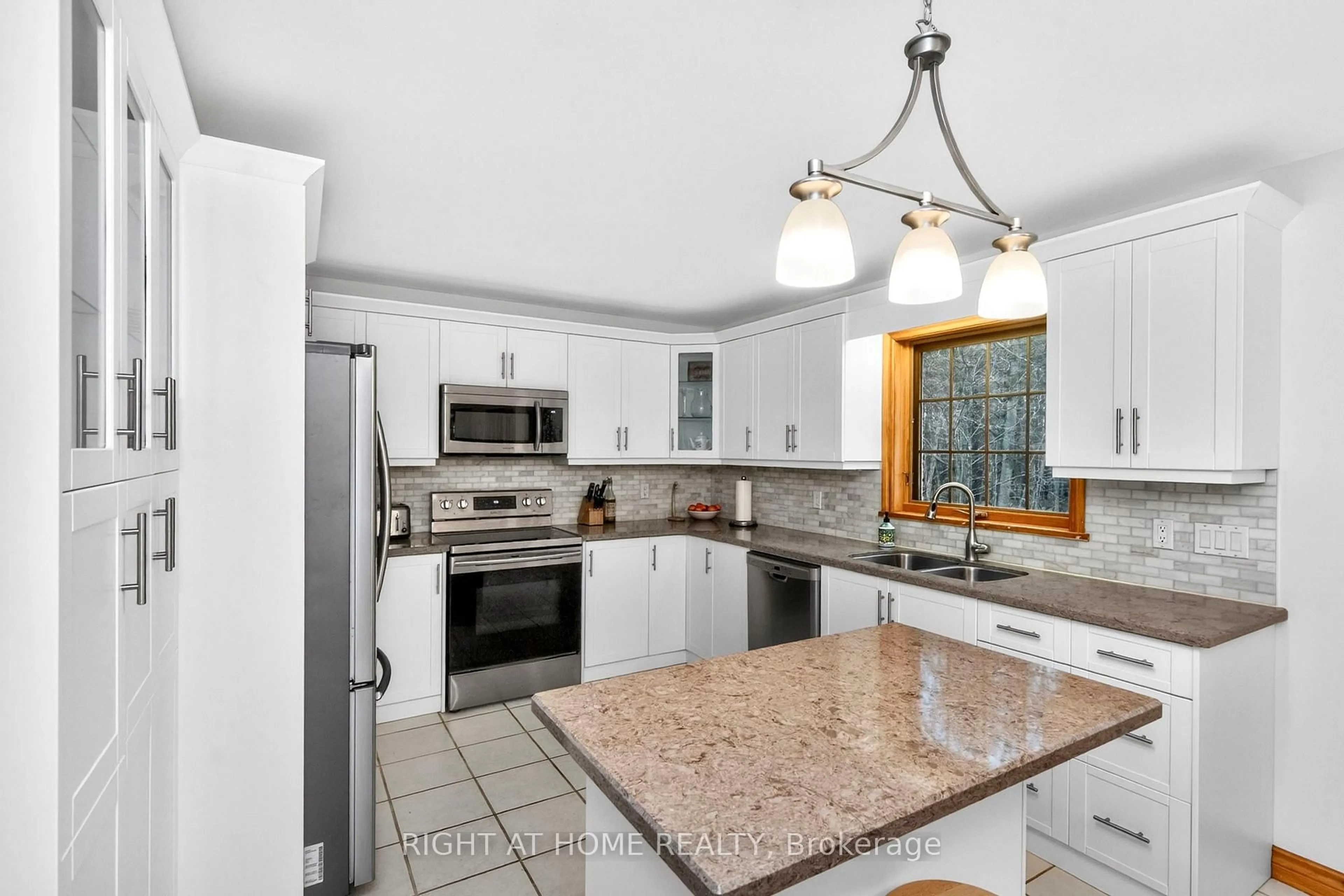 Open concept kitchen, ceramic/tile floor for 77 Cambridge St, Penetanguishene Ontario L9M 1G7