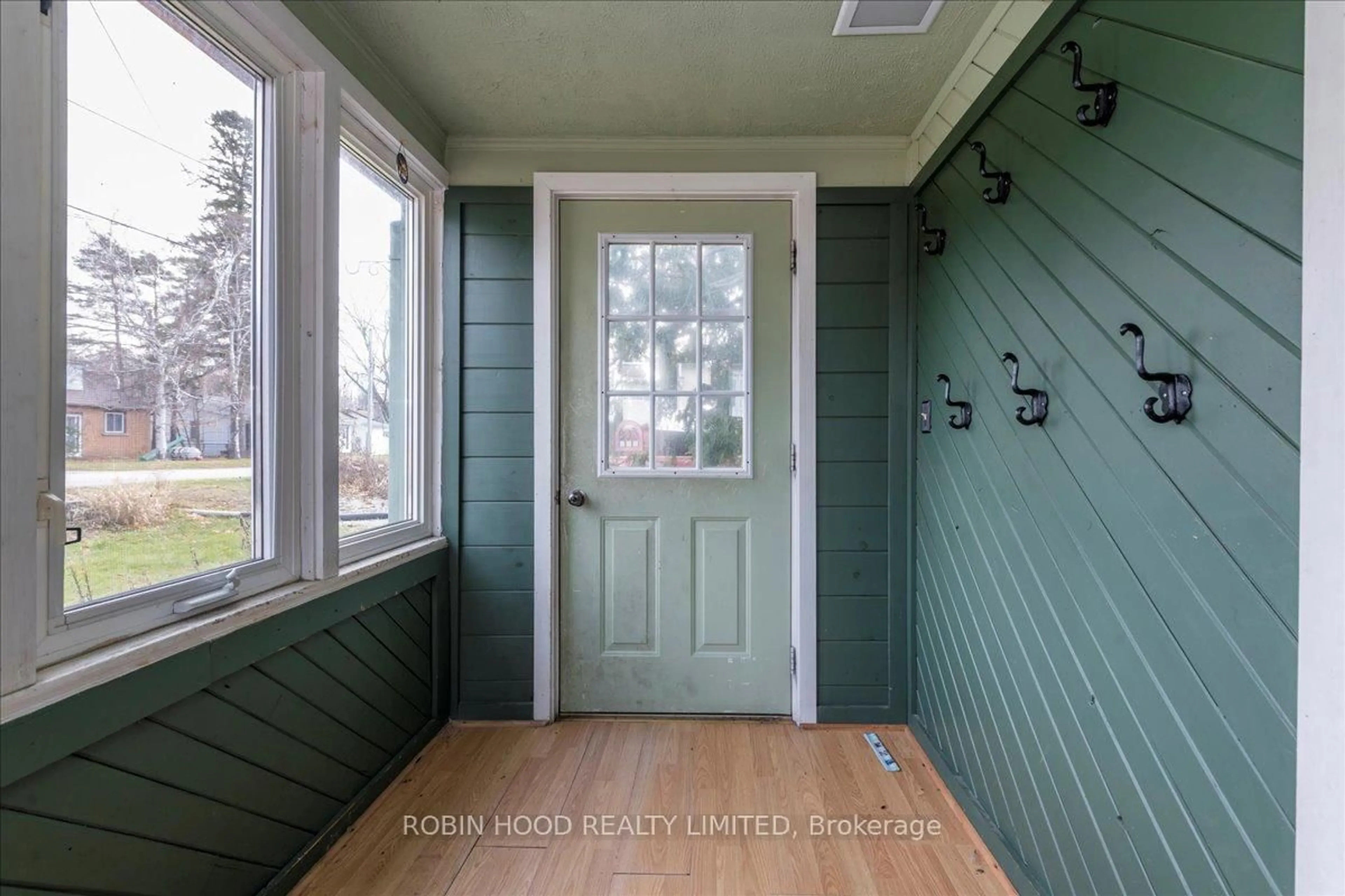 Indoor entryway for 10 Lucy St, Penetanguishene Ontario L9M 1K7