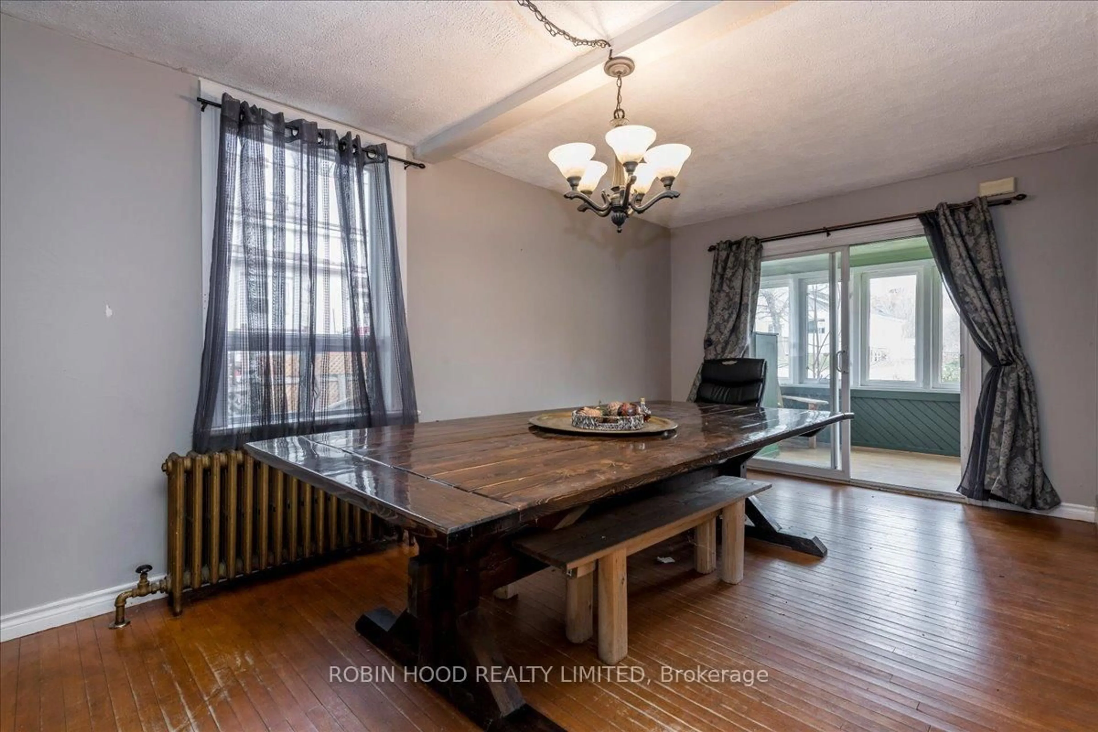 Dining room, wood/laminate floor for 10 Lucy St, Penetanguishene Ontario L9M 1K7