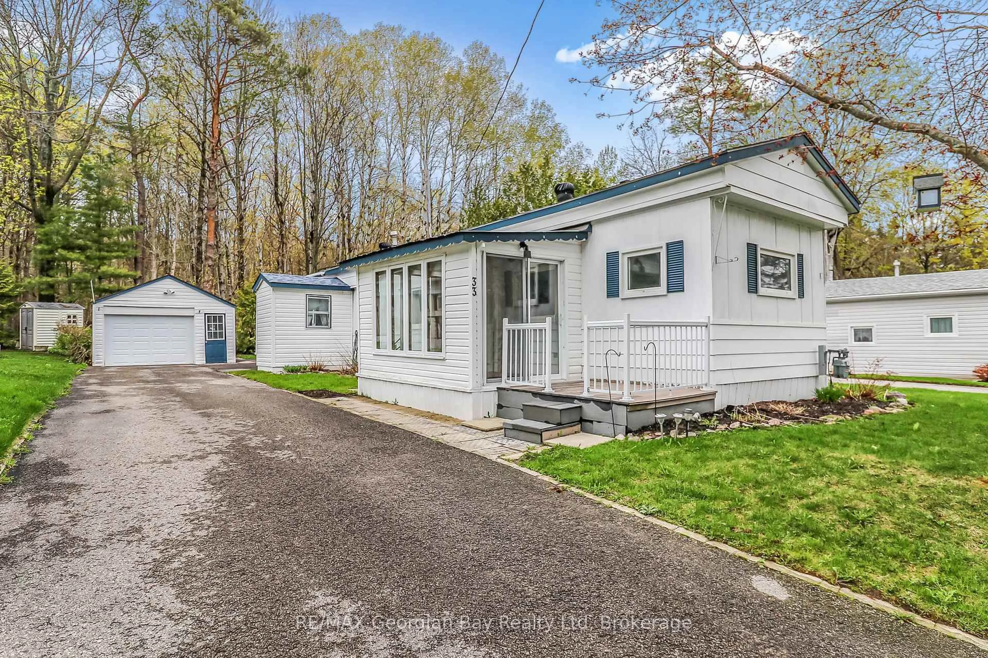 Home with vinyl exterior material, street for 525 Midland Point Rd #33, Midland Ontario L4R 5G9