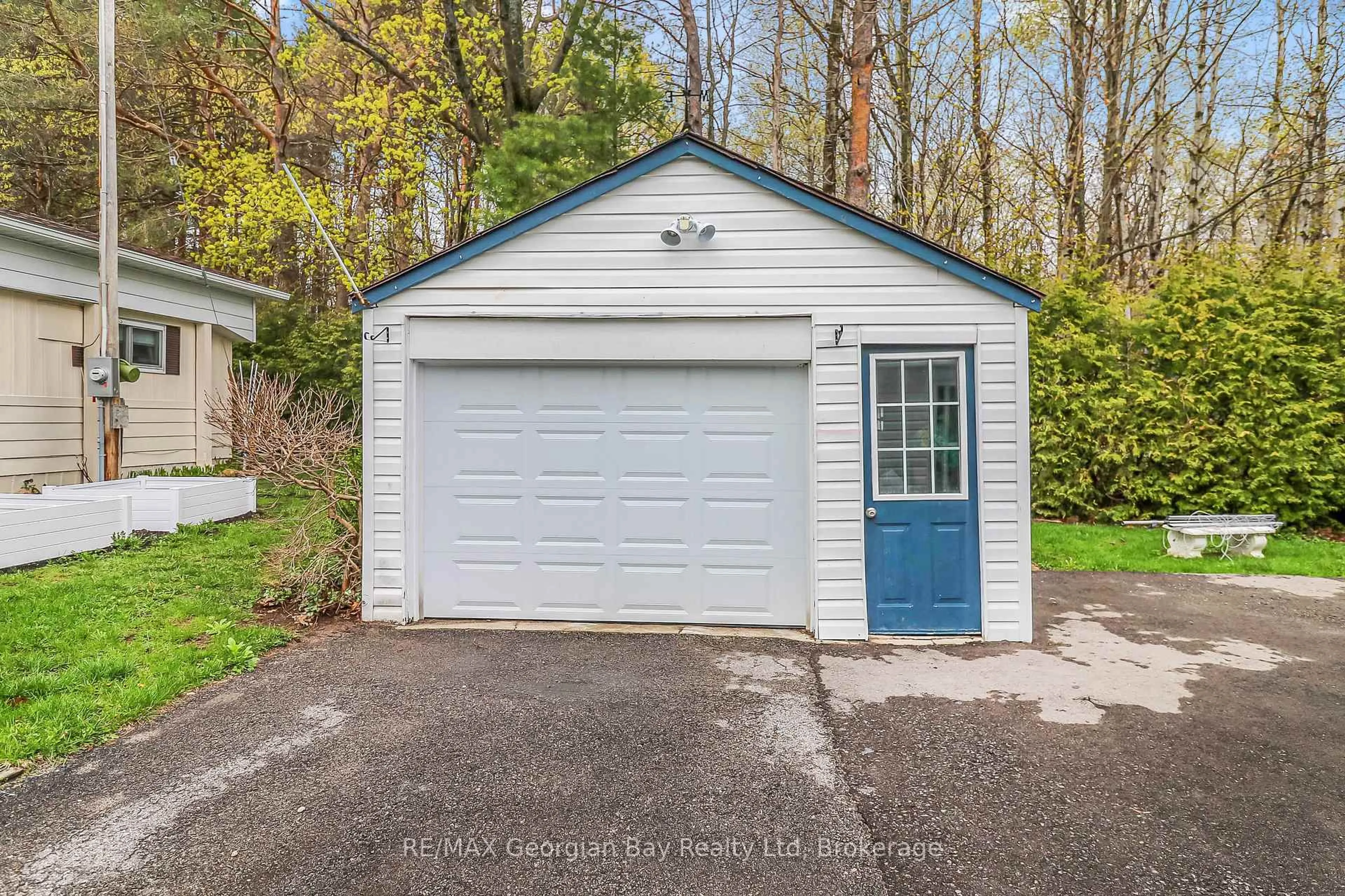 Indoor garage for 525 Midland Point Rd #33, Midland Ontario L4R 5G9