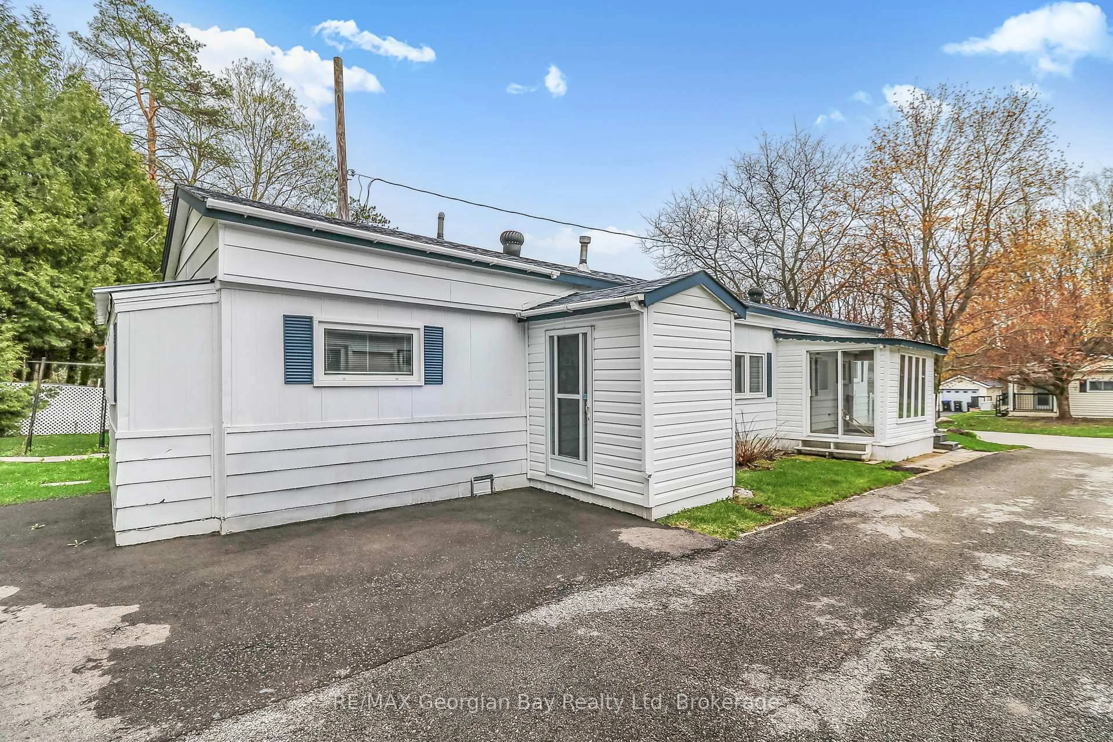 A pic from outside/outdoor area/front of a property/back of a property/a pic from drone, street for 525 Midland Point Rd #33, Midland Ontario L4R 5G9