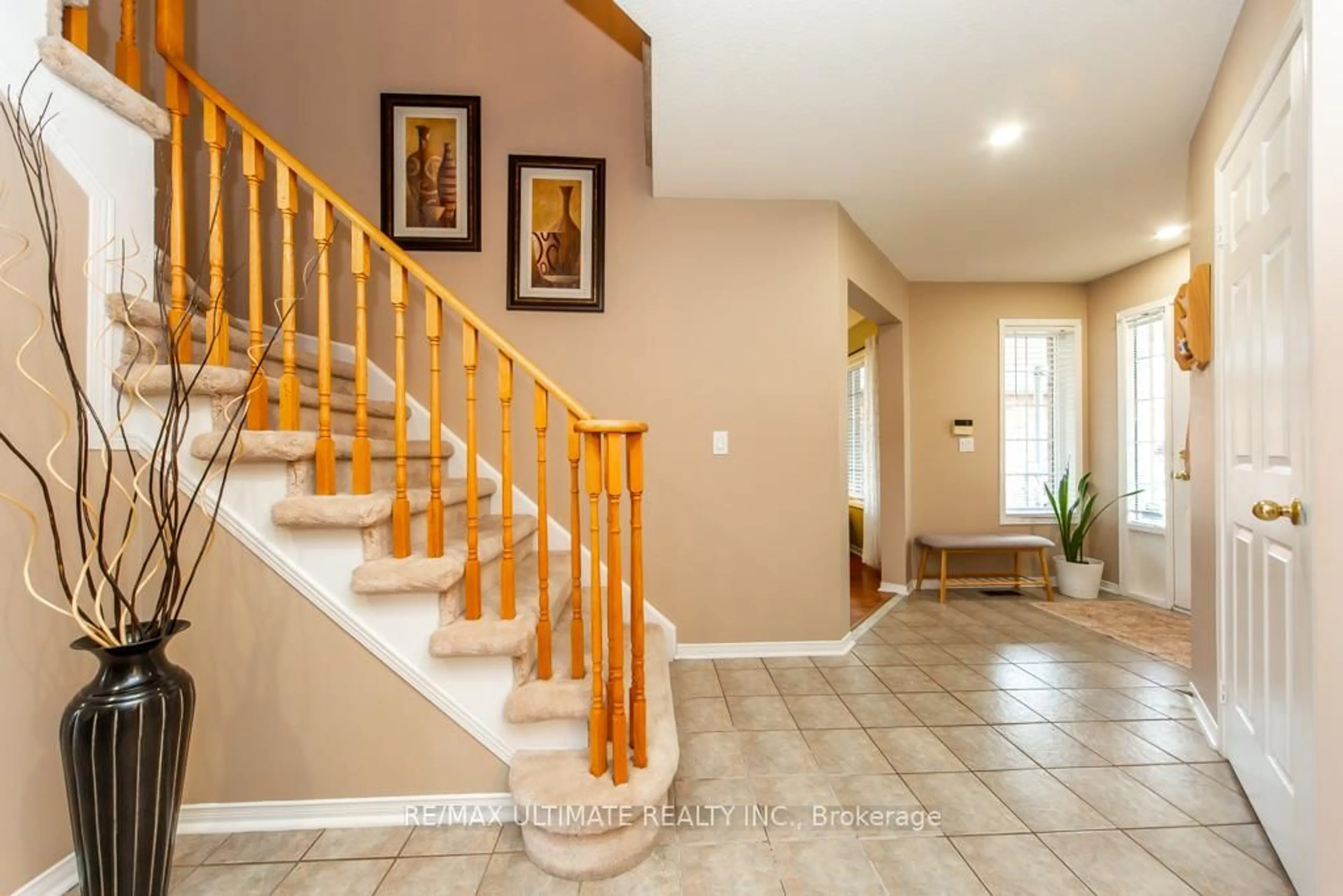Indoor entryway for 5 Twiss Dr, Barrie Ontario L4N 8P3