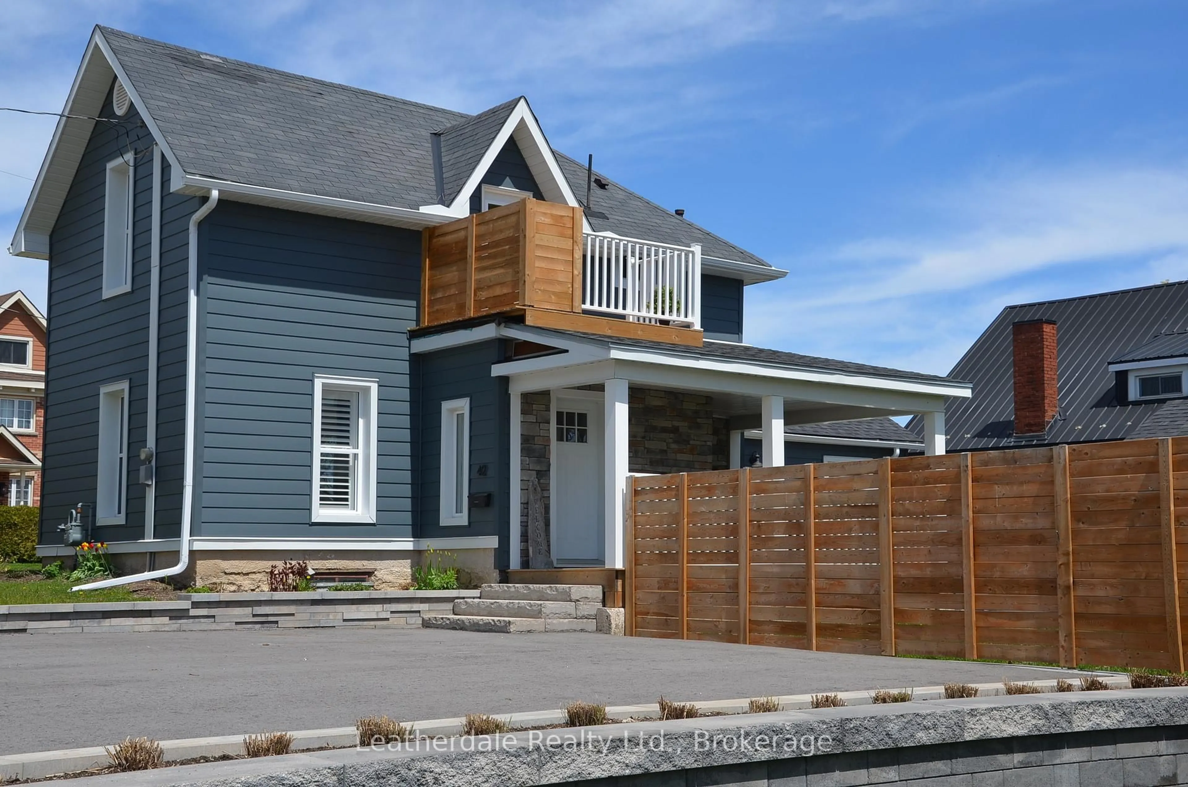 Home with vinyl exterior material, street for 42 Frederick St, Orillia Ontario L3V 5W7