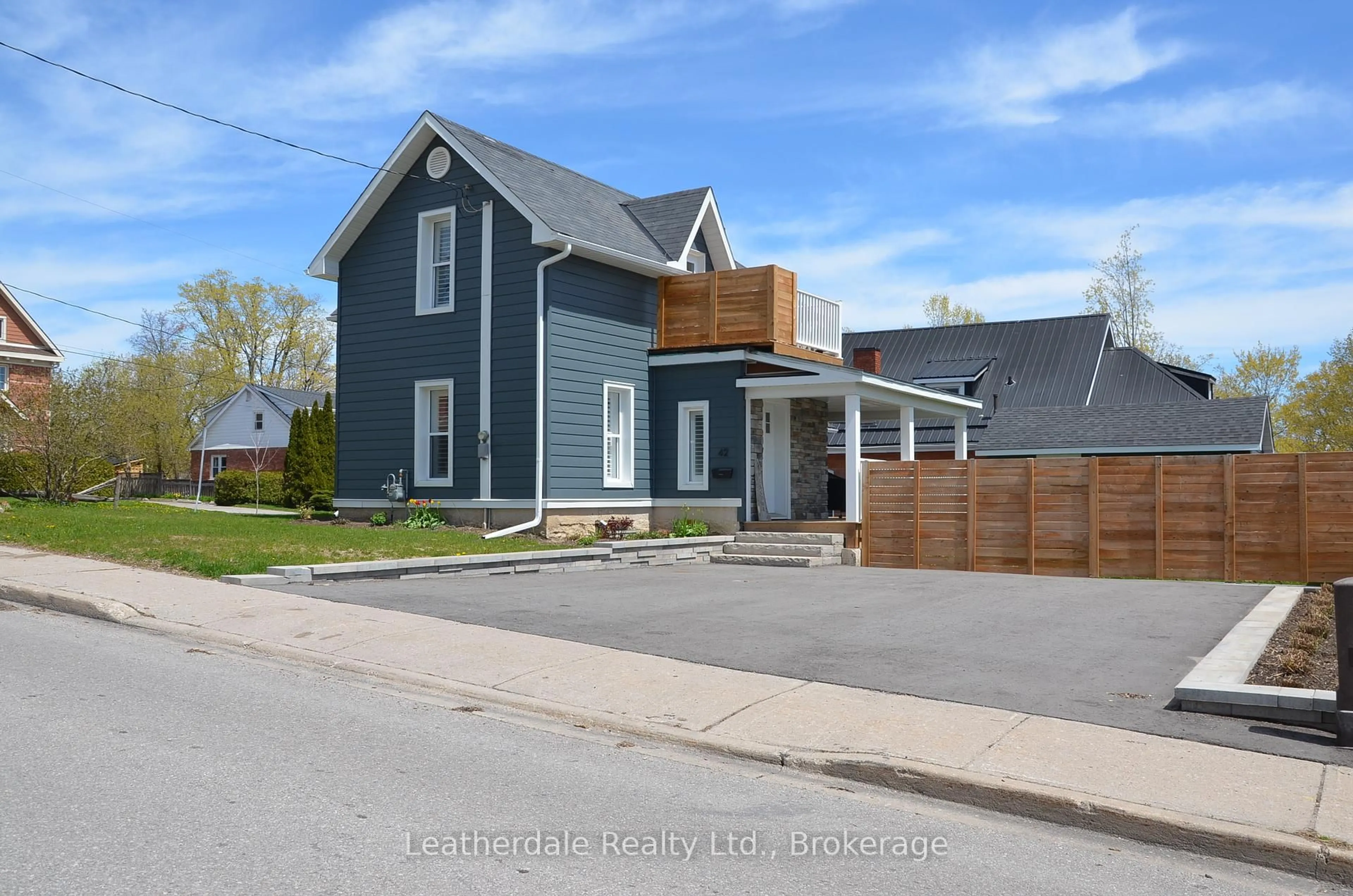 Home with vinyl exterior material, street for 42 Frederick St, Orillia Ontario L3V 5W7