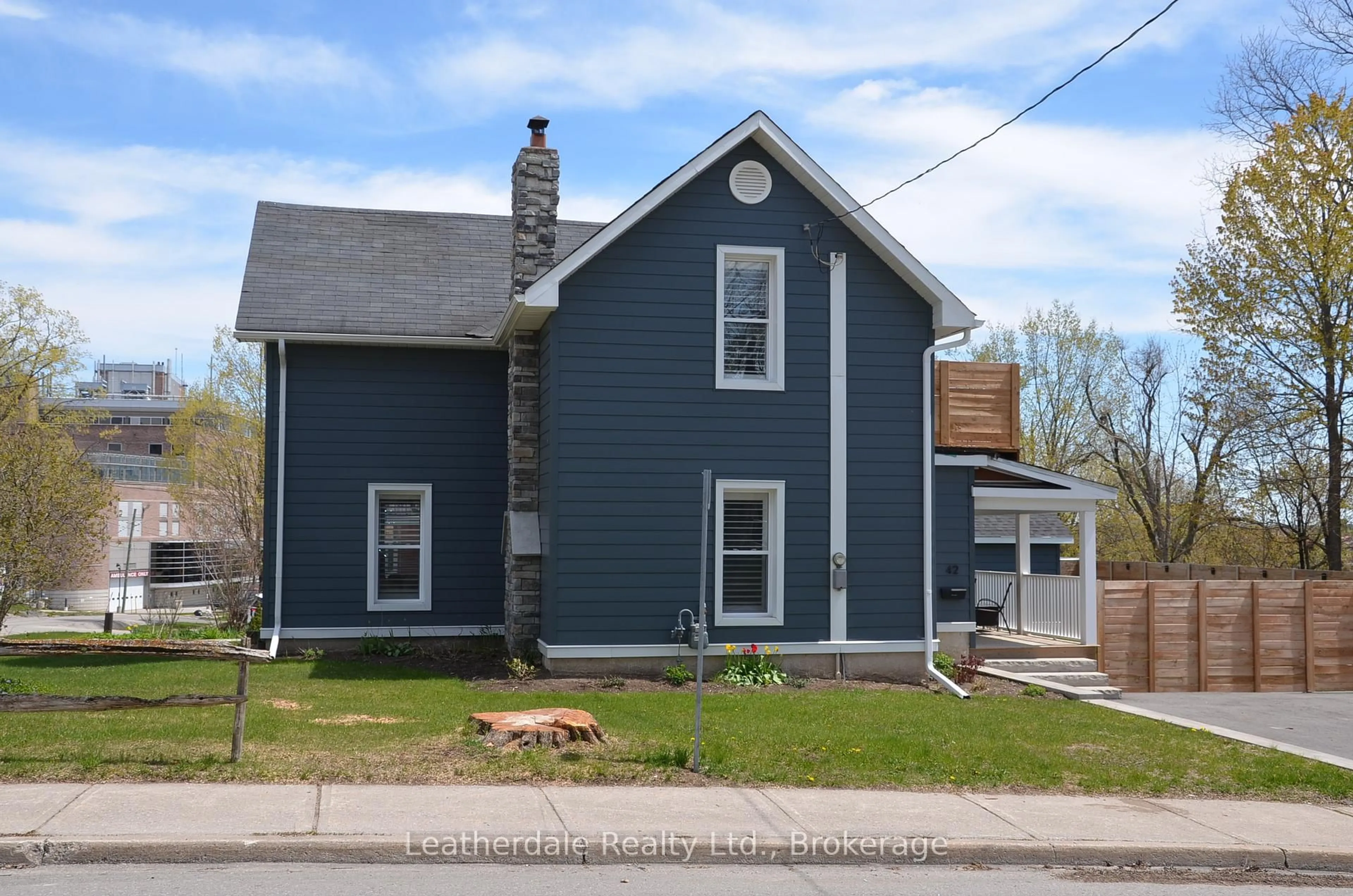 Home with vinyl exterior material, street for 42 Frederick St, Orillia Ontario L3V 5W7