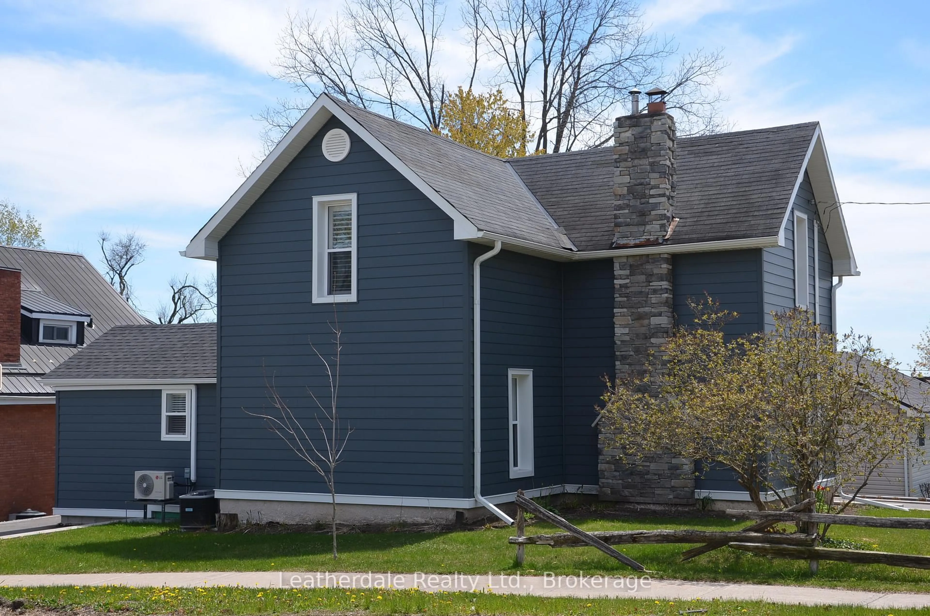 Home with vinyl exterior material, street for 42 Frederick St, Orillia Ontario L3V 5W7