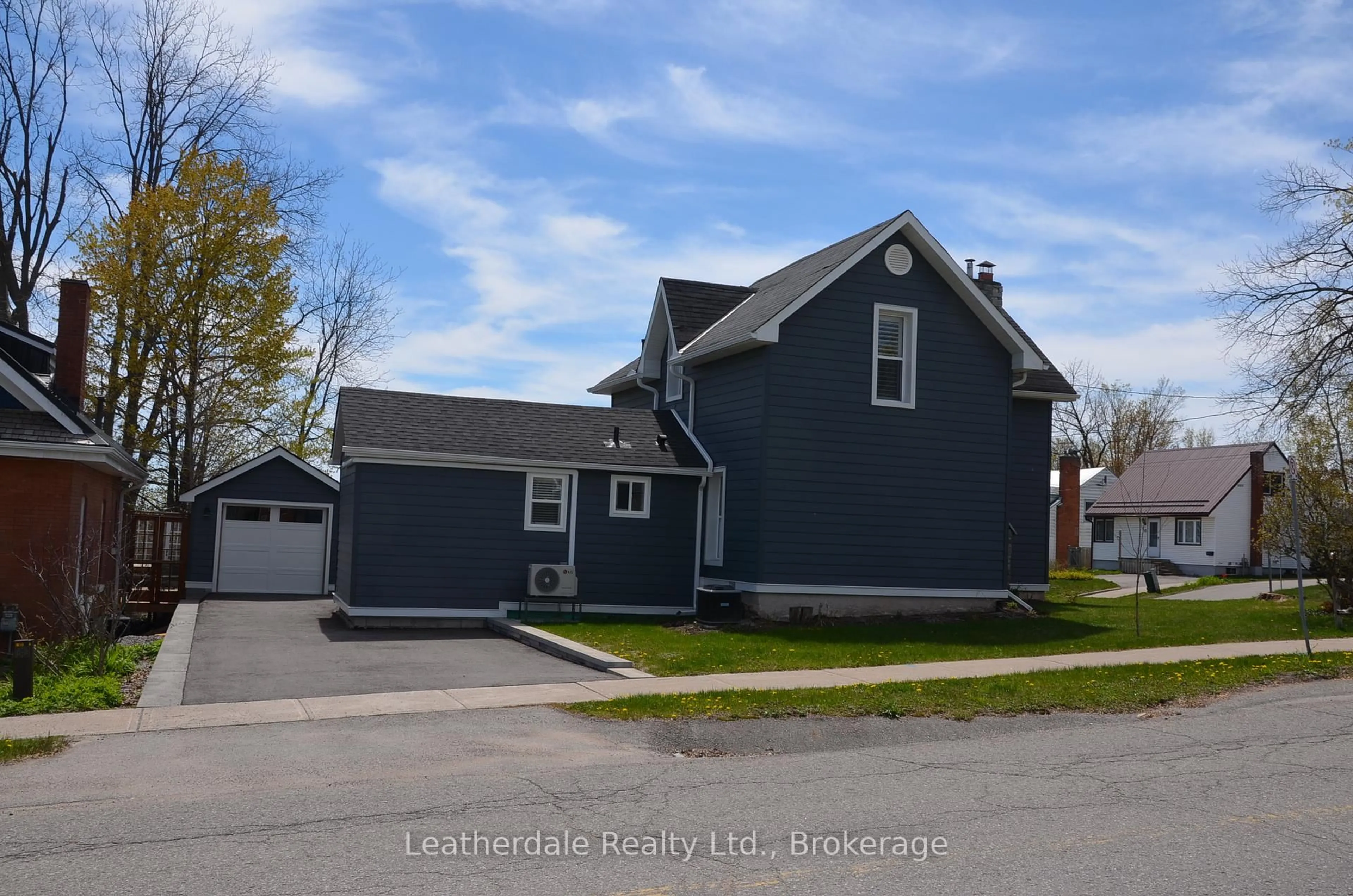 Home with vinyl exterior material, street for 42 Frederick St, Orillia Ontario L3V 5W7