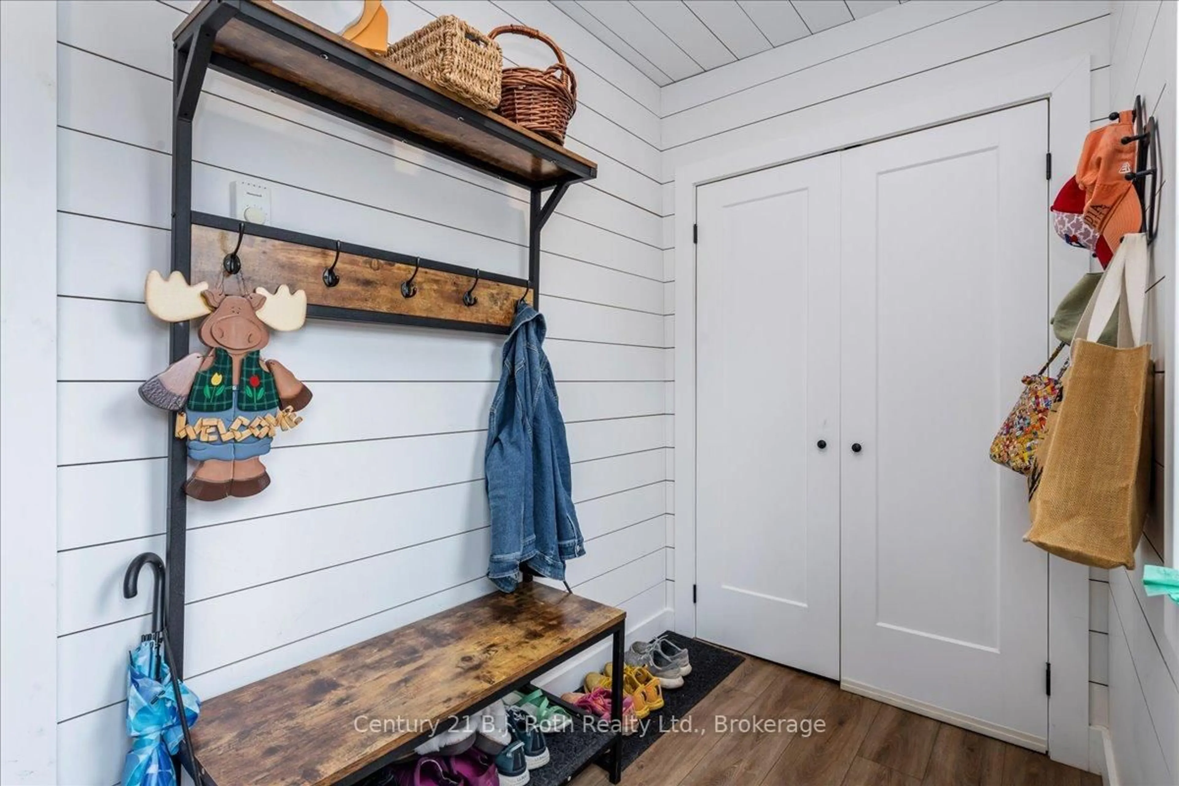 Indoor entryway for 344 Second St, Midland Ontario L4R 3R3