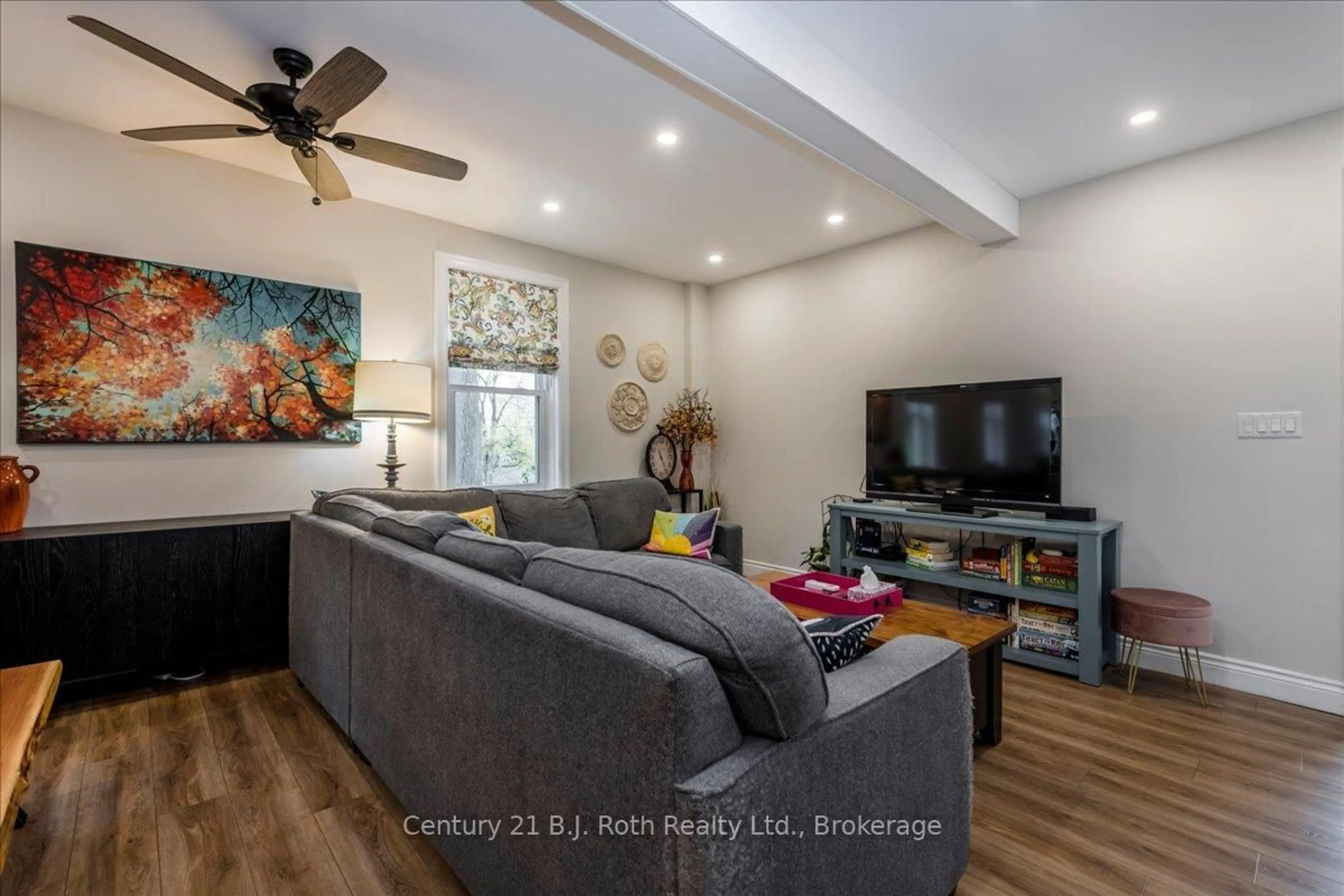 Living room with furniture, unknown for 344 Second St, Midland Ontario L4R 3R3