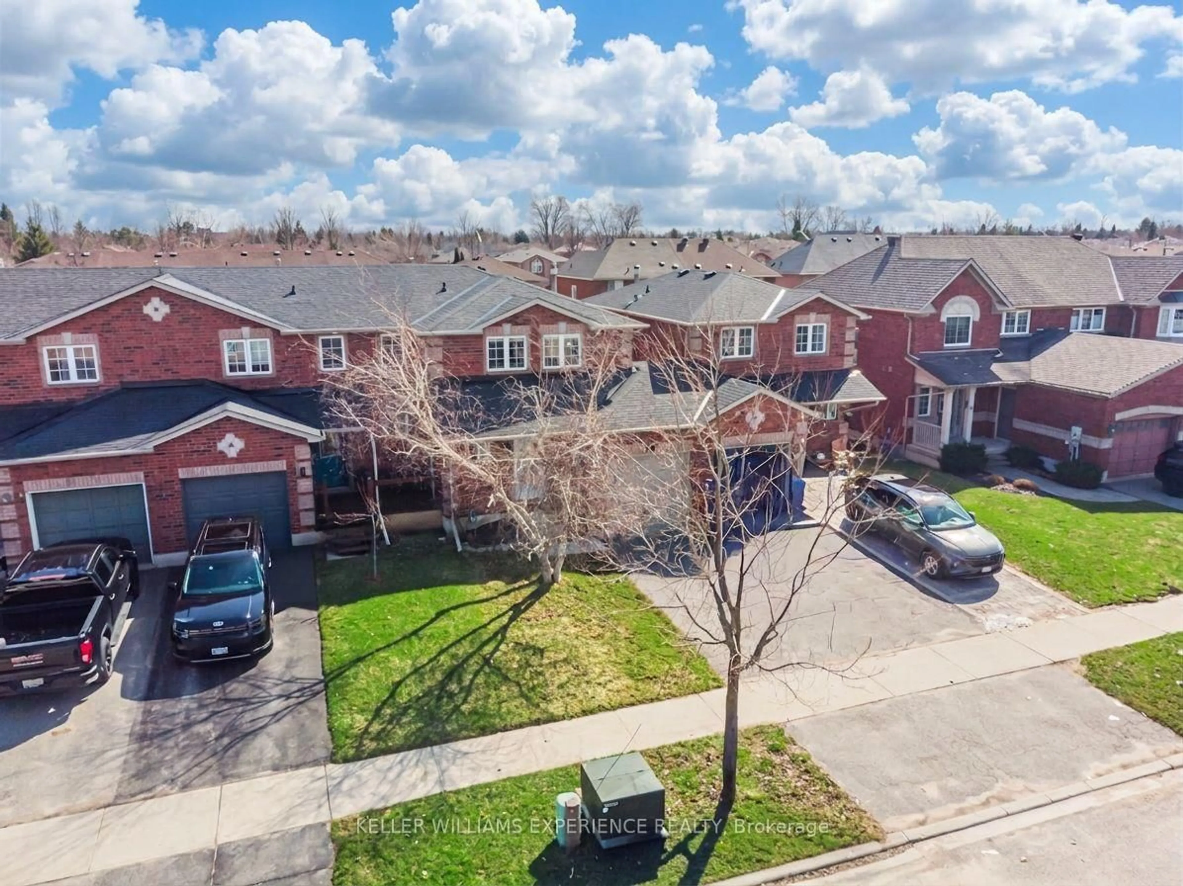 A pic from outside/outdoor area/front of a property/back of a property/a pic from drone, street for 70 Weymouth Rd, Barrie Ontario L4M 6R7