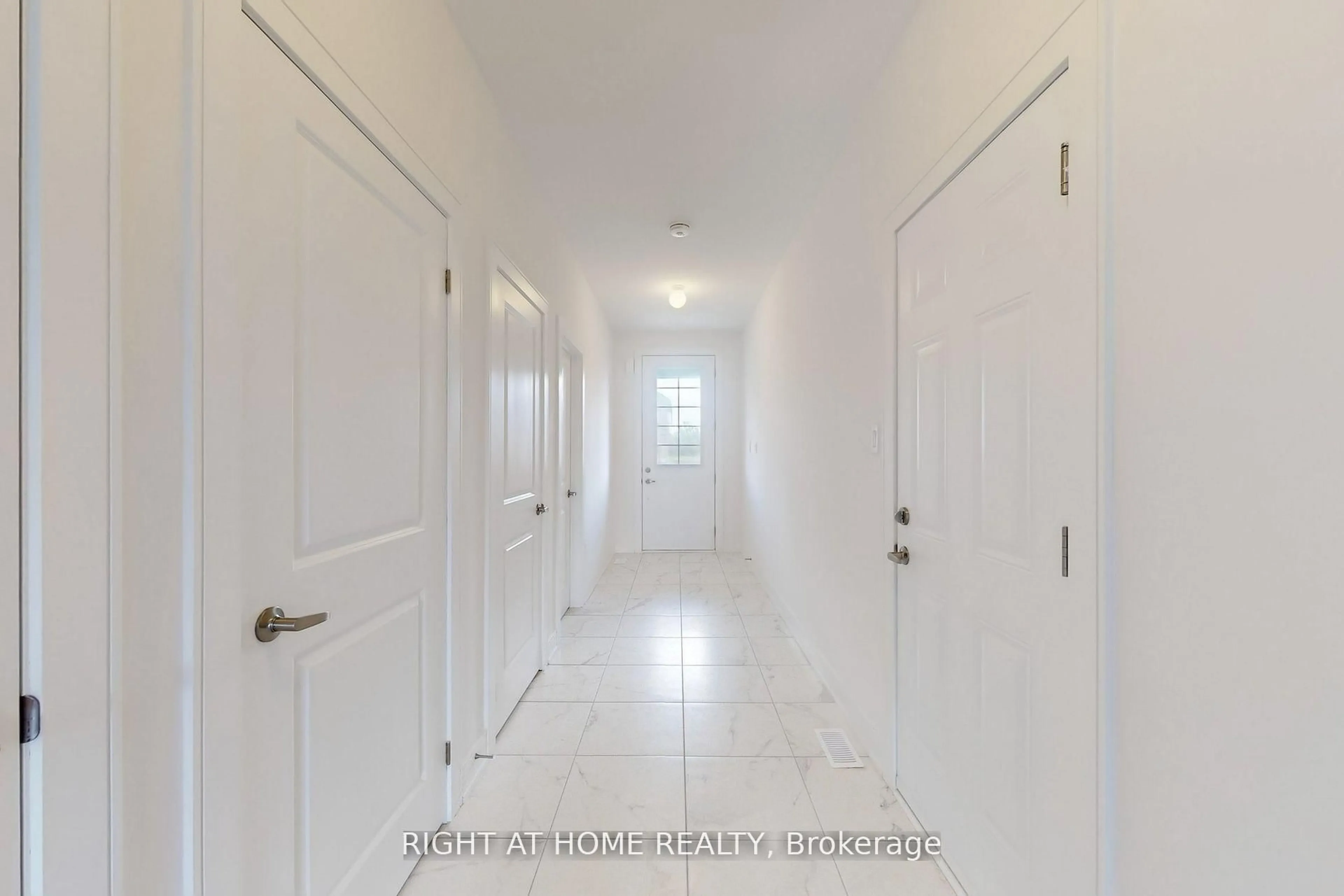Indoor entryway for 258 Duncan St, Clearview Ontario L0M 1S0