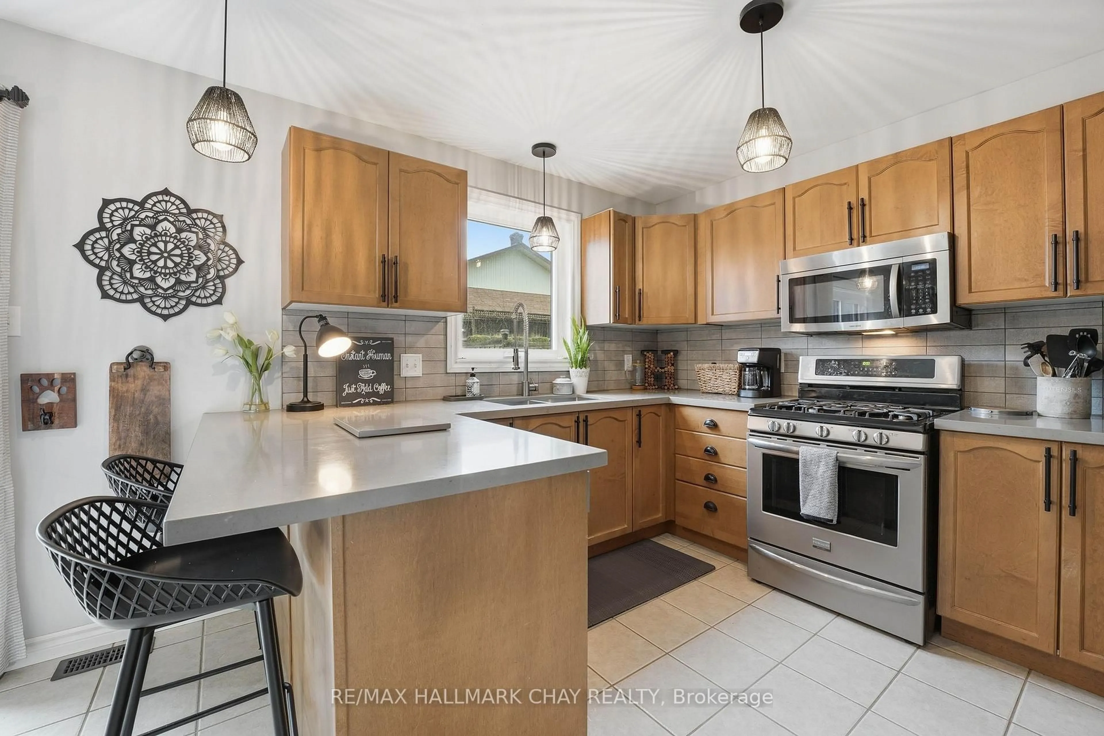 Open concept kitchen, ceramic/tile floor for 94 Ruffet Dr, Barrie Ontario L4N 0N7