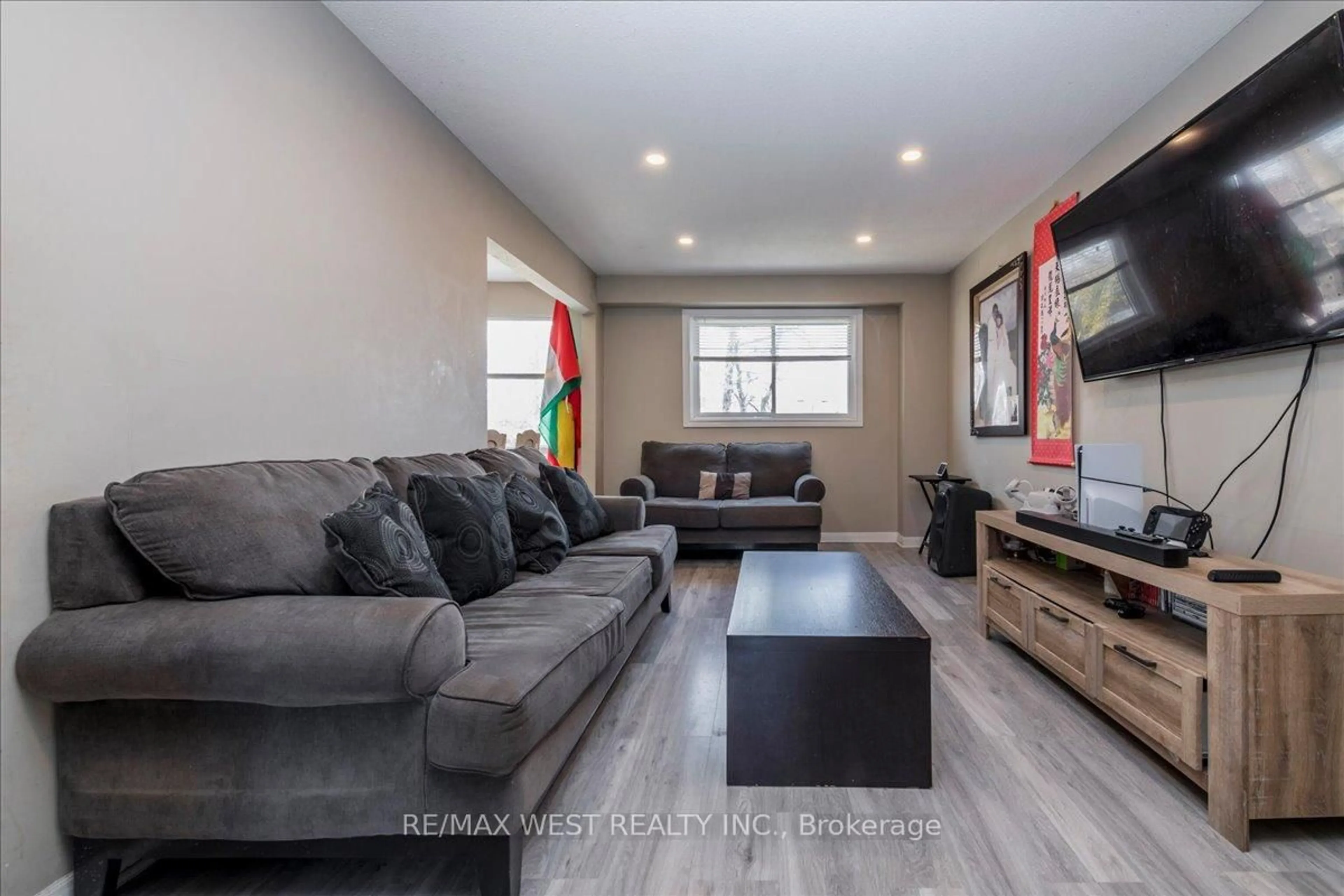 Living room with furniture, unknown for 68 Chaucer Cres, Barrie Ontario L4N 4T7