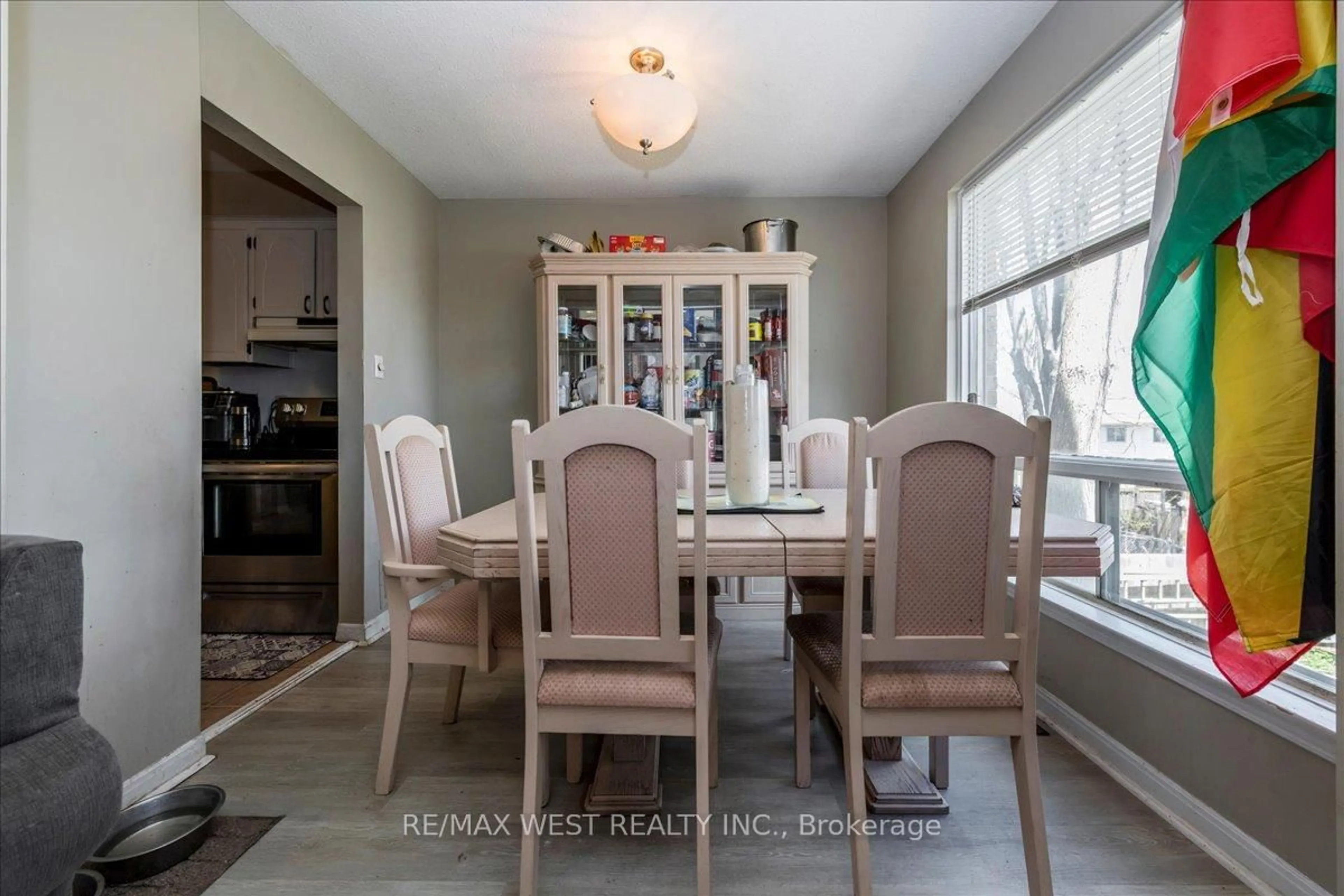 Dining room, ceramic/tile floor for 68 Chaucer Cres, Barrie Ontario L4N 4T7
