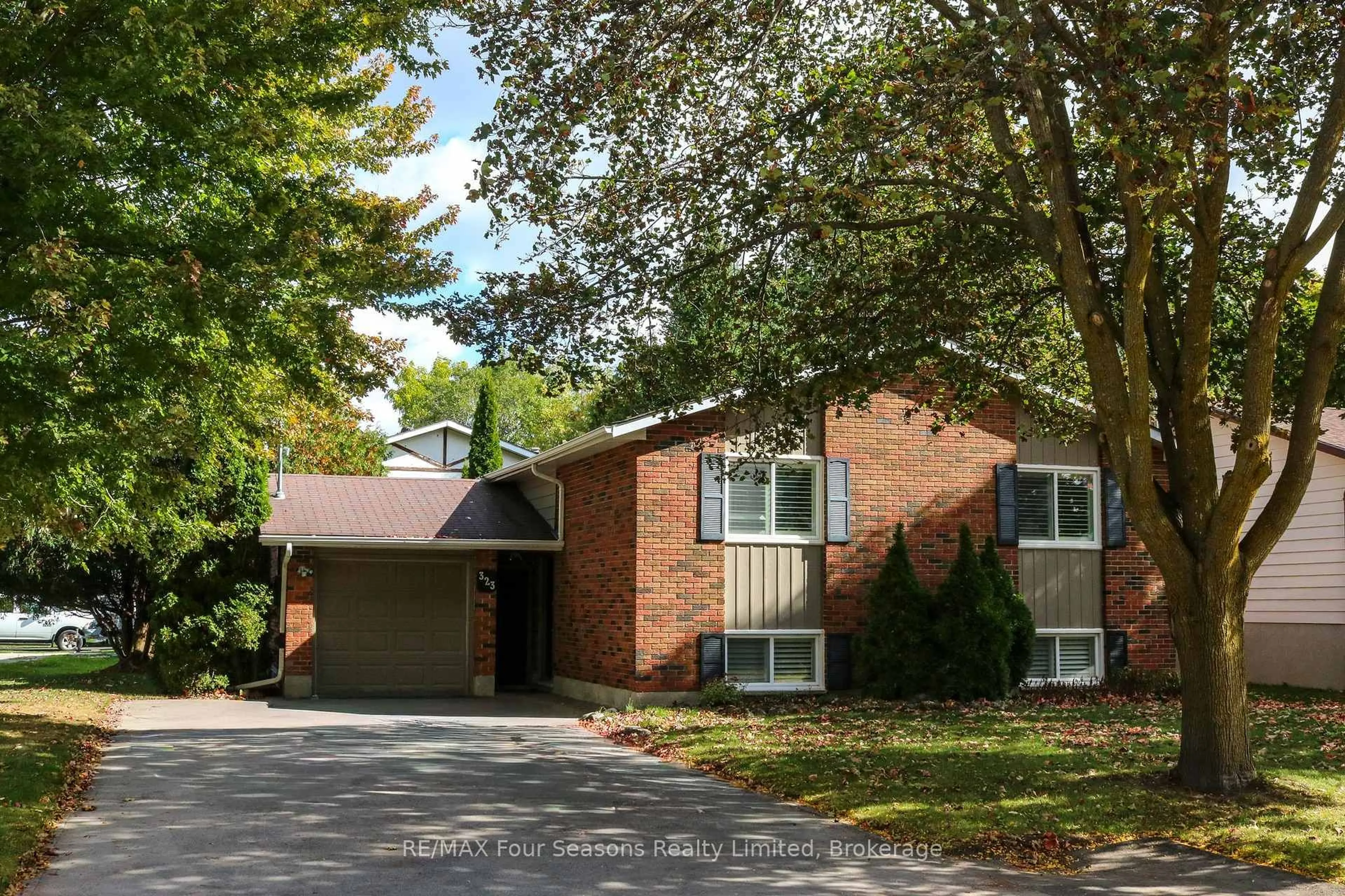 Unknown for 323 Hickory St, Collingwood Ontario L9Y 3G4
