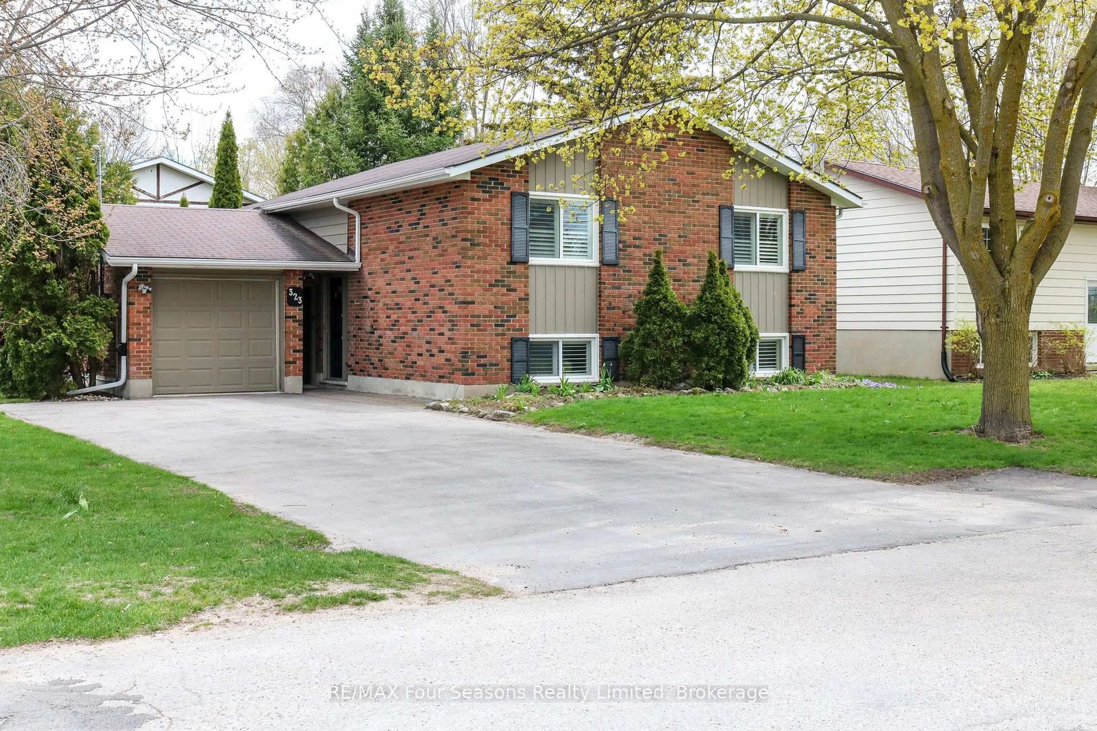 Unknown for 323 Hickory St, Collingwood Ontario L9Y 3G4
