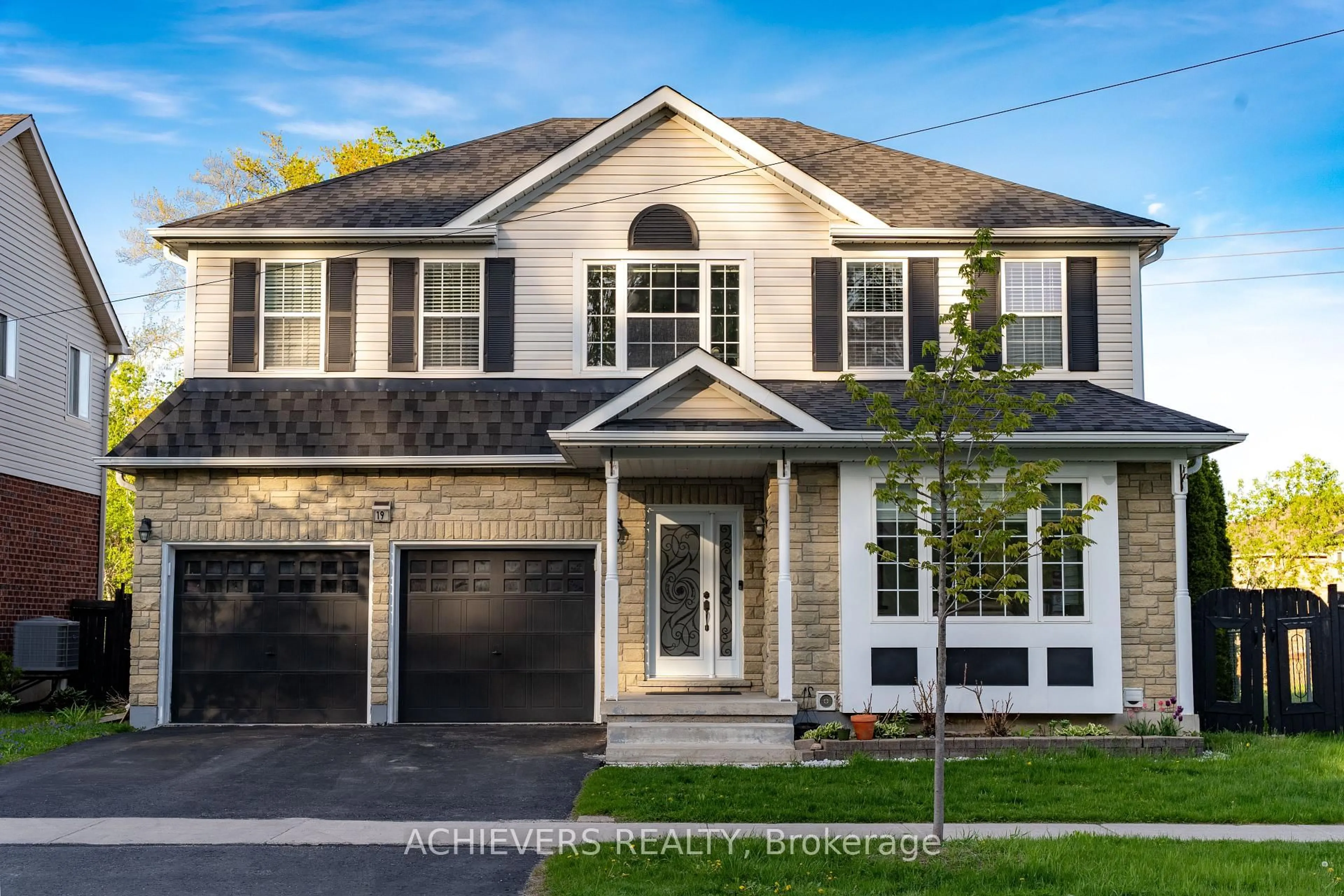 Home with vinyl exterior material, street for 19 Thrushwood Dr, Barrie Ontario L4N 0Z1