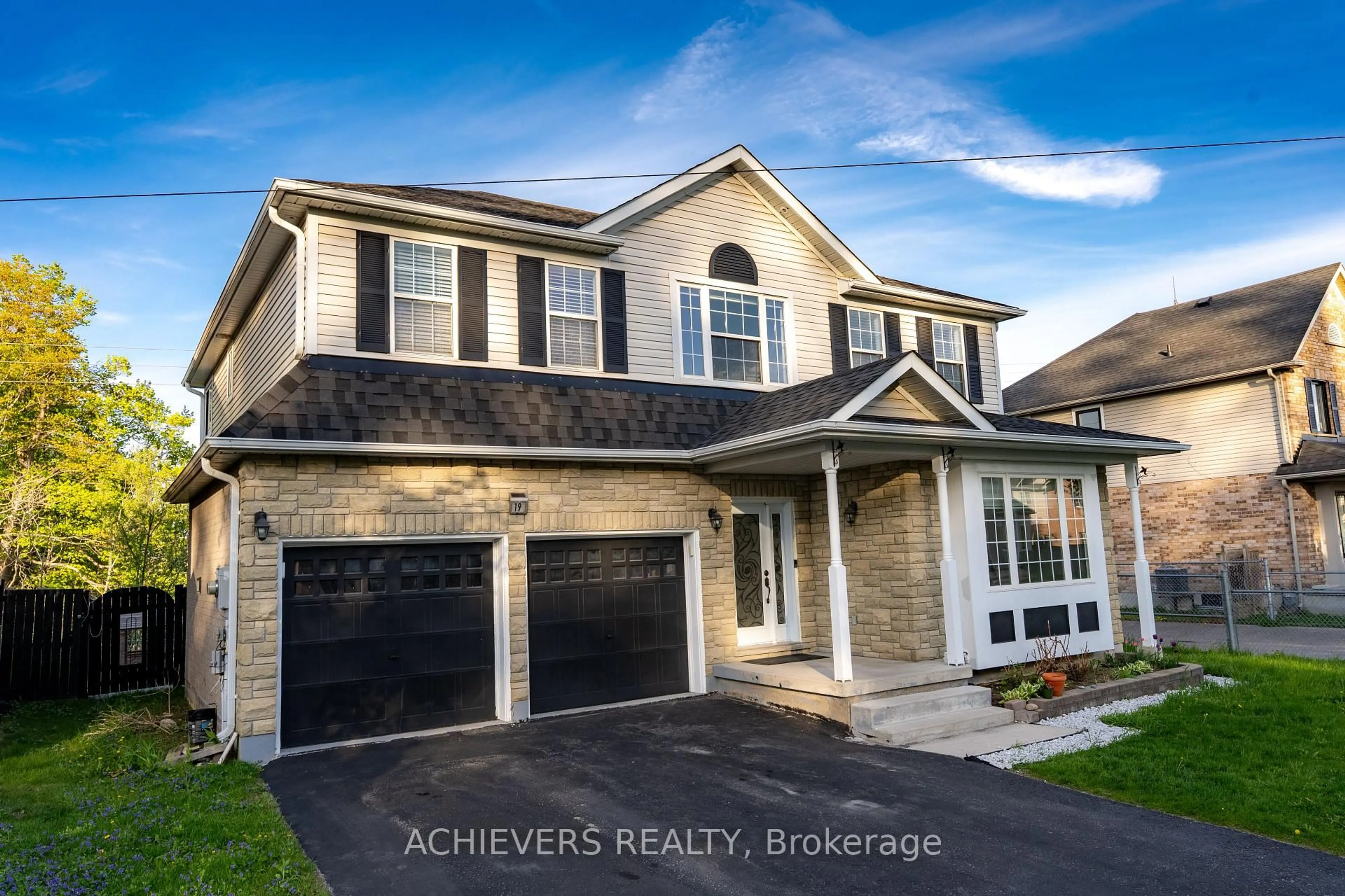 Home with vinyl exterior material, street for 19 Thrushwood Dr, Barrie Ontario L4N 0Z1