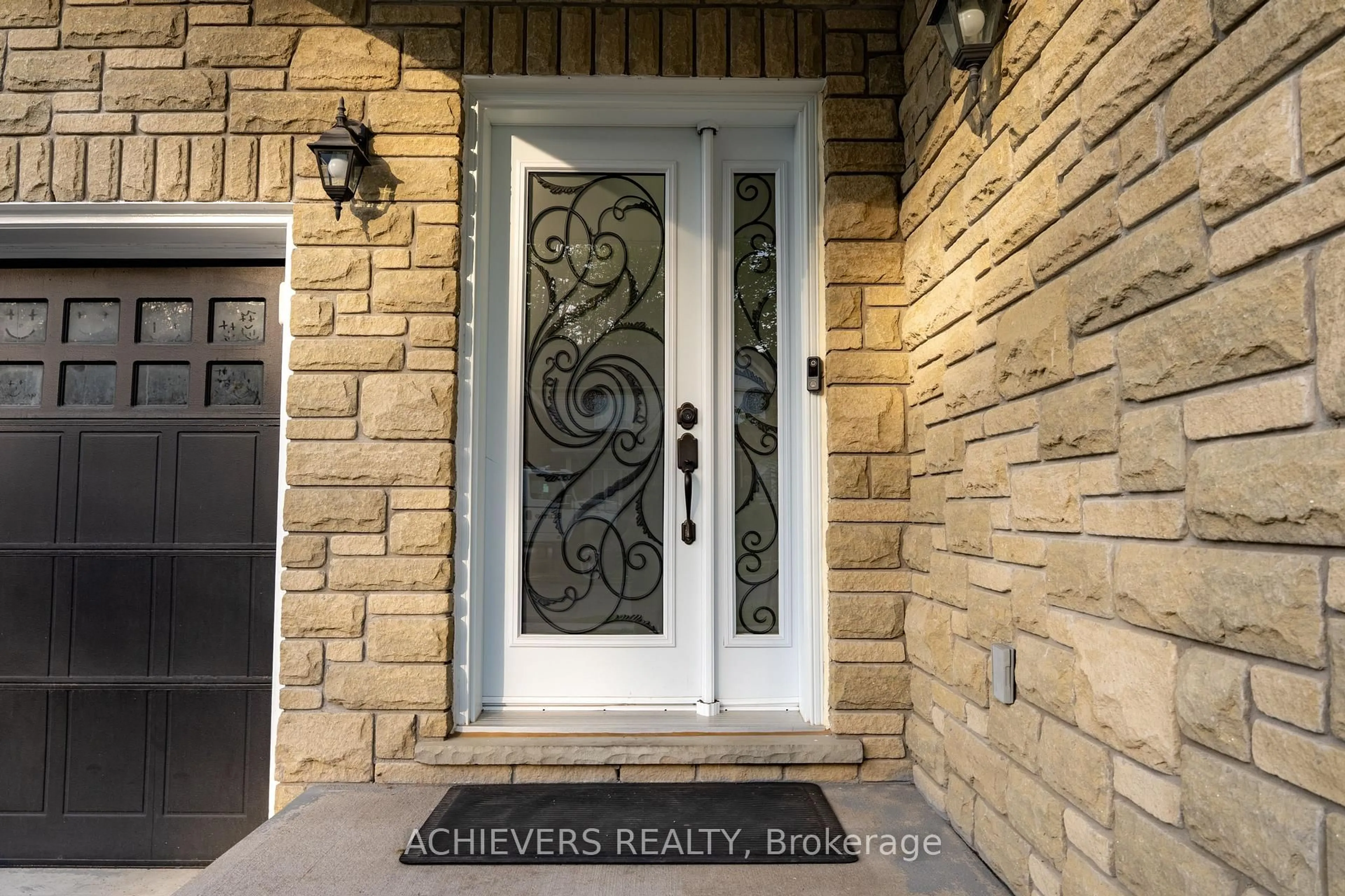 Indoor entryway for 19 Thrushwood Dr, Barrie Ontario L4N 0Z1
