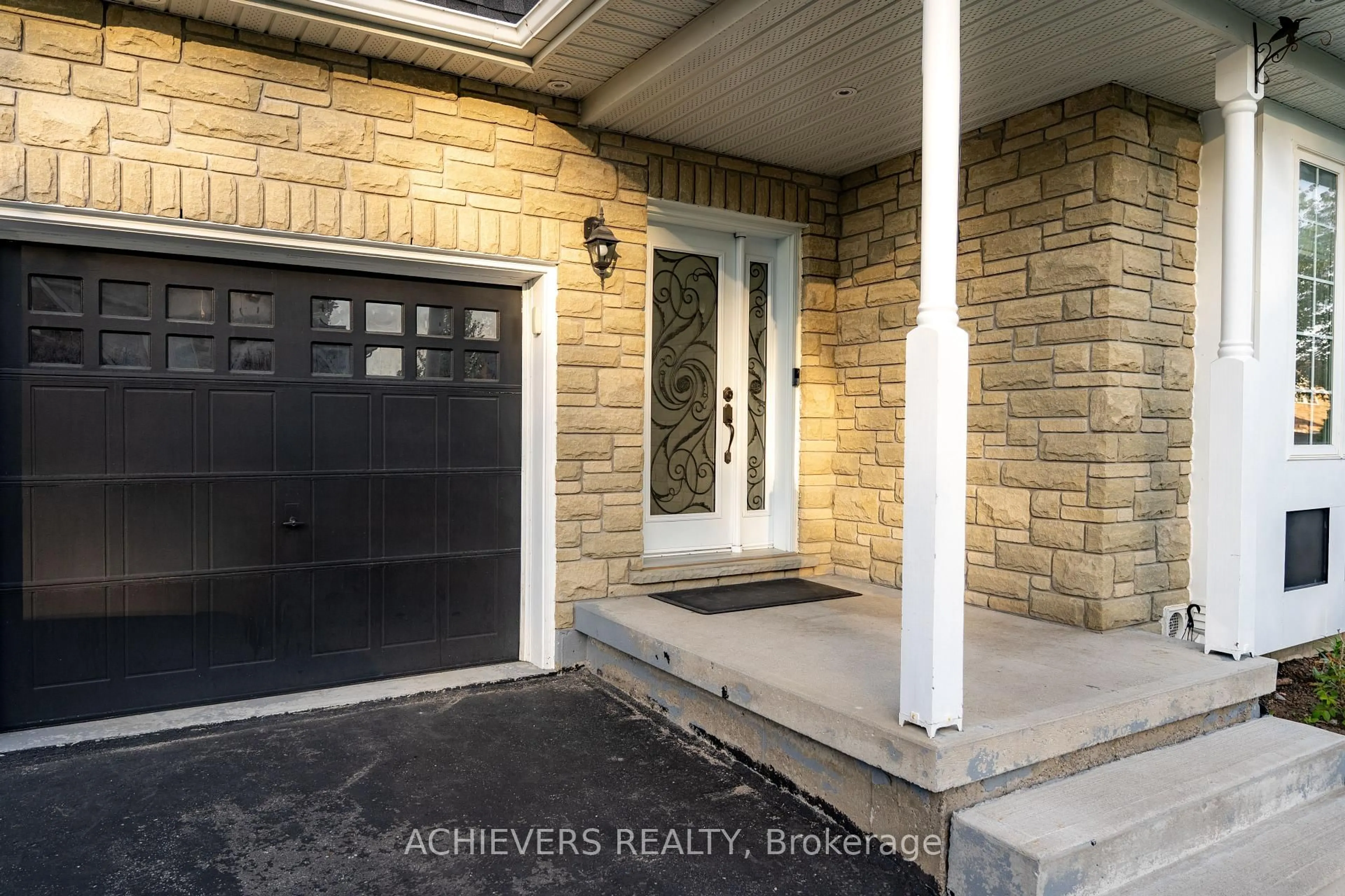 Indoor entryway for 19 Thrushwood Dr, Barrie Ontario L4N 0Z1