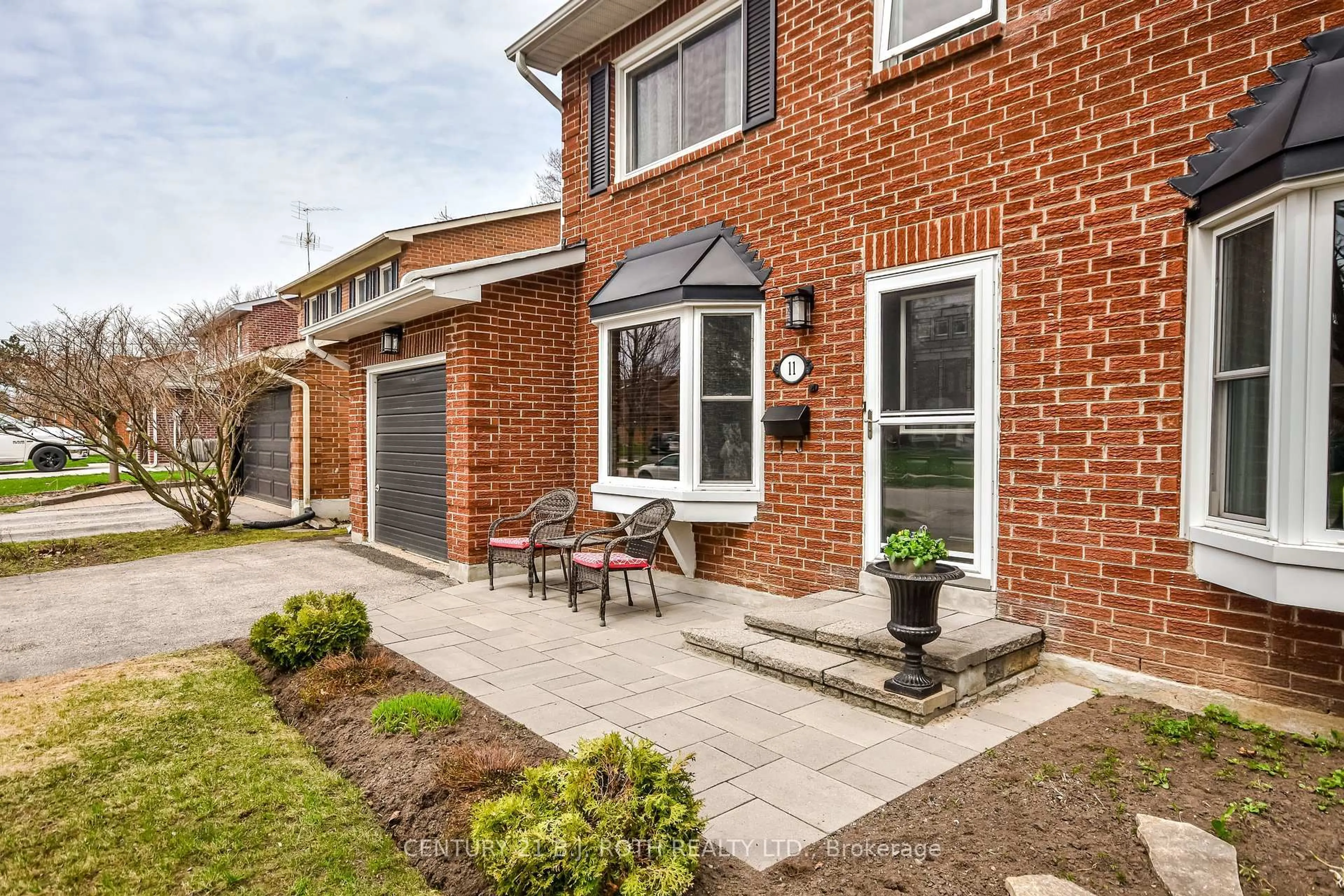 Home with brick exterior material, street for 11 Pepler Pl, Barrie Ontario L4N 5E3