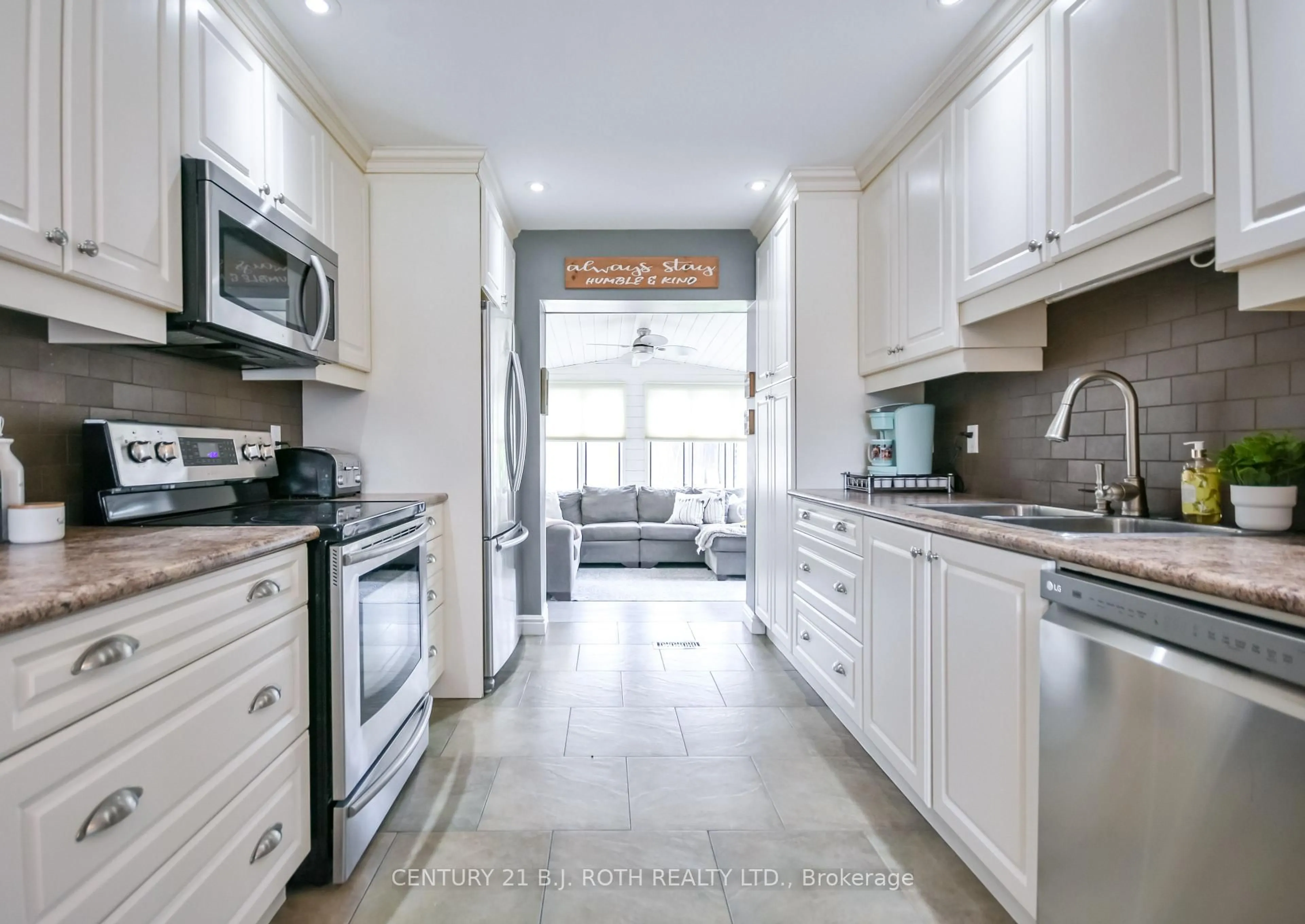 Open concept kitchen, ceramic/tile floor for 11 Pepler Pl, Barrie Ontario L4N 5E3