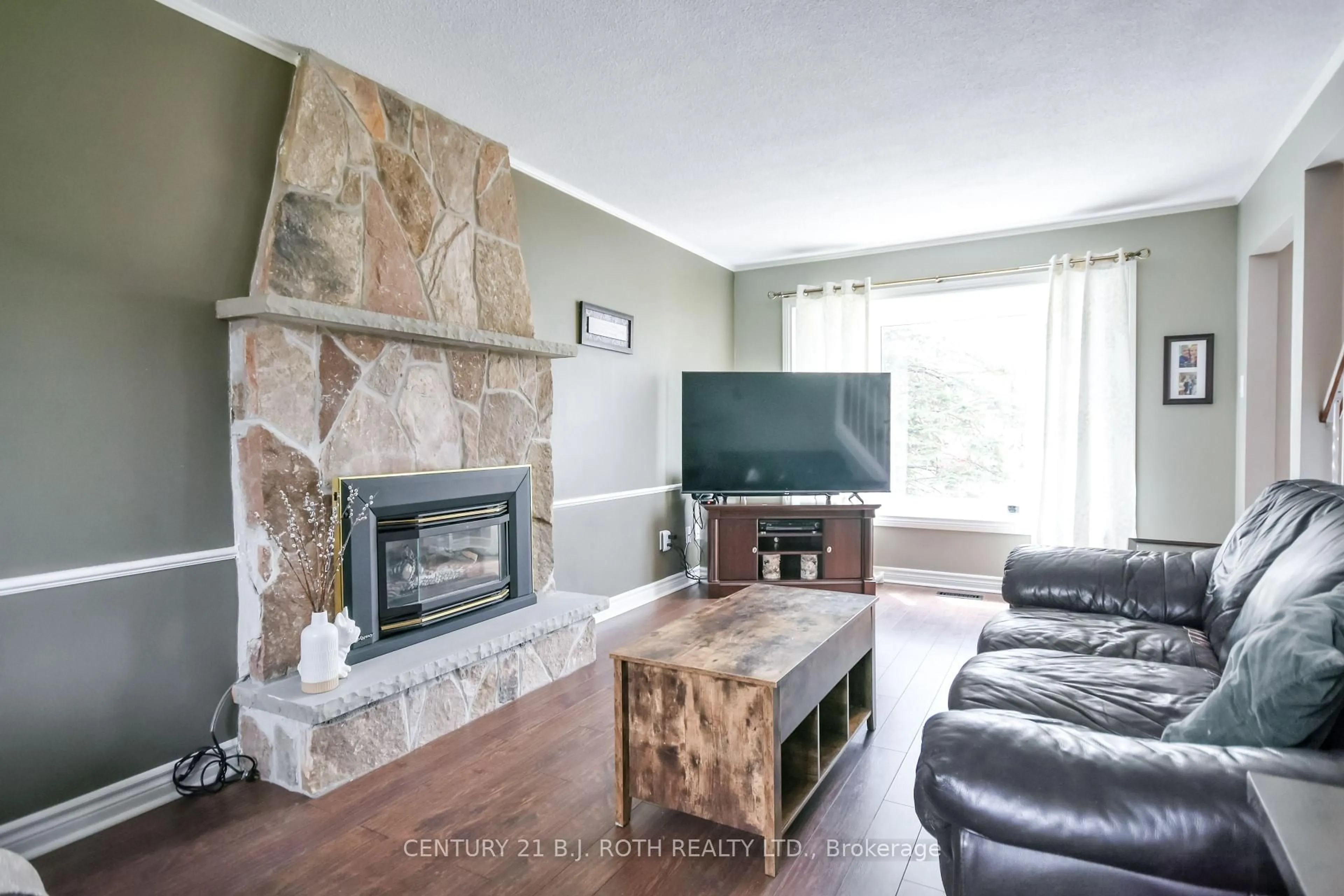 Living room with furniture, unknown for 11 Pepler Pl, Barrie Ontario L4N 5E3