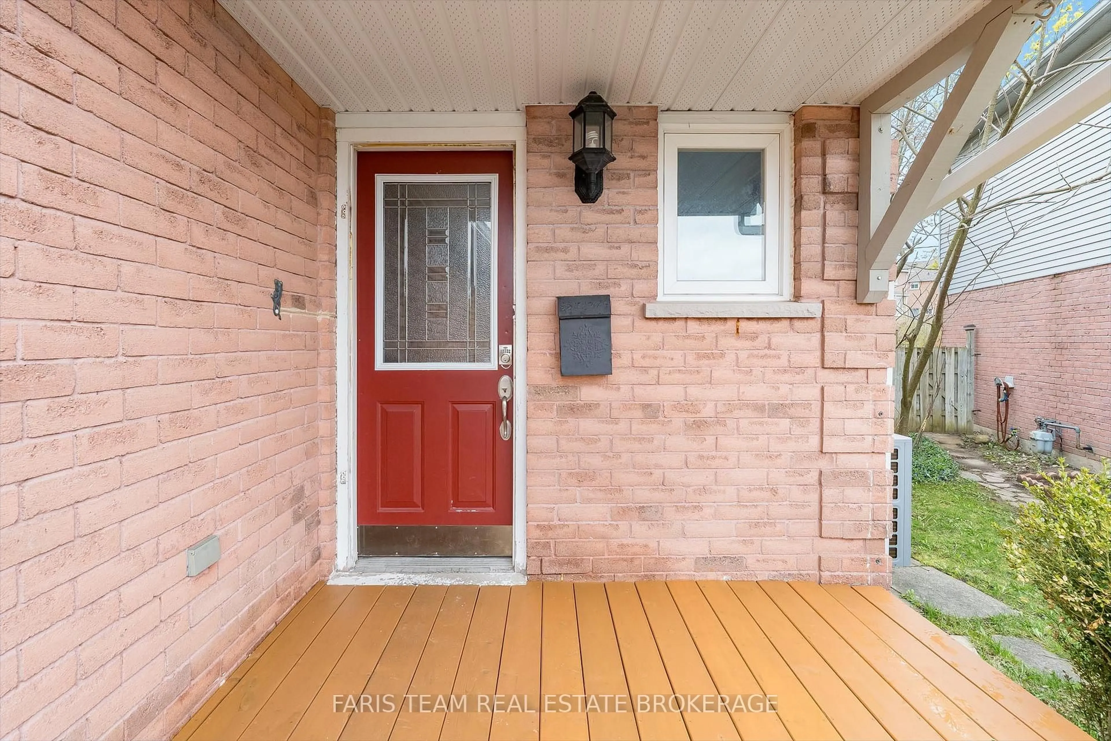 Indoor entryway for 44 Hadden Cres, Barrie Ontario L4M 6G6