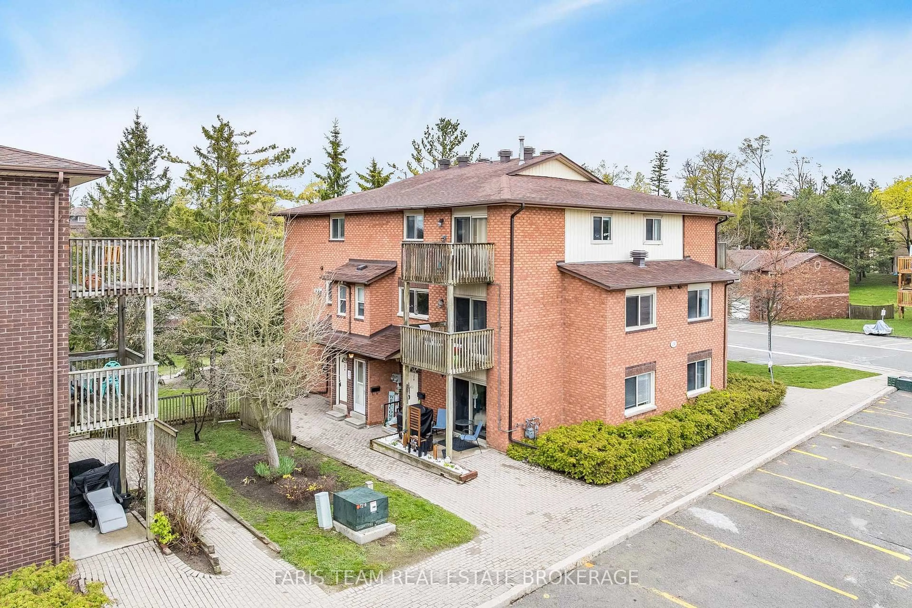 A pic from outside/outdoor area/front of a property/back of a property/a pic from drone, building for 19 Meadow Lane #3, Barrie Ontario L4N 7K3