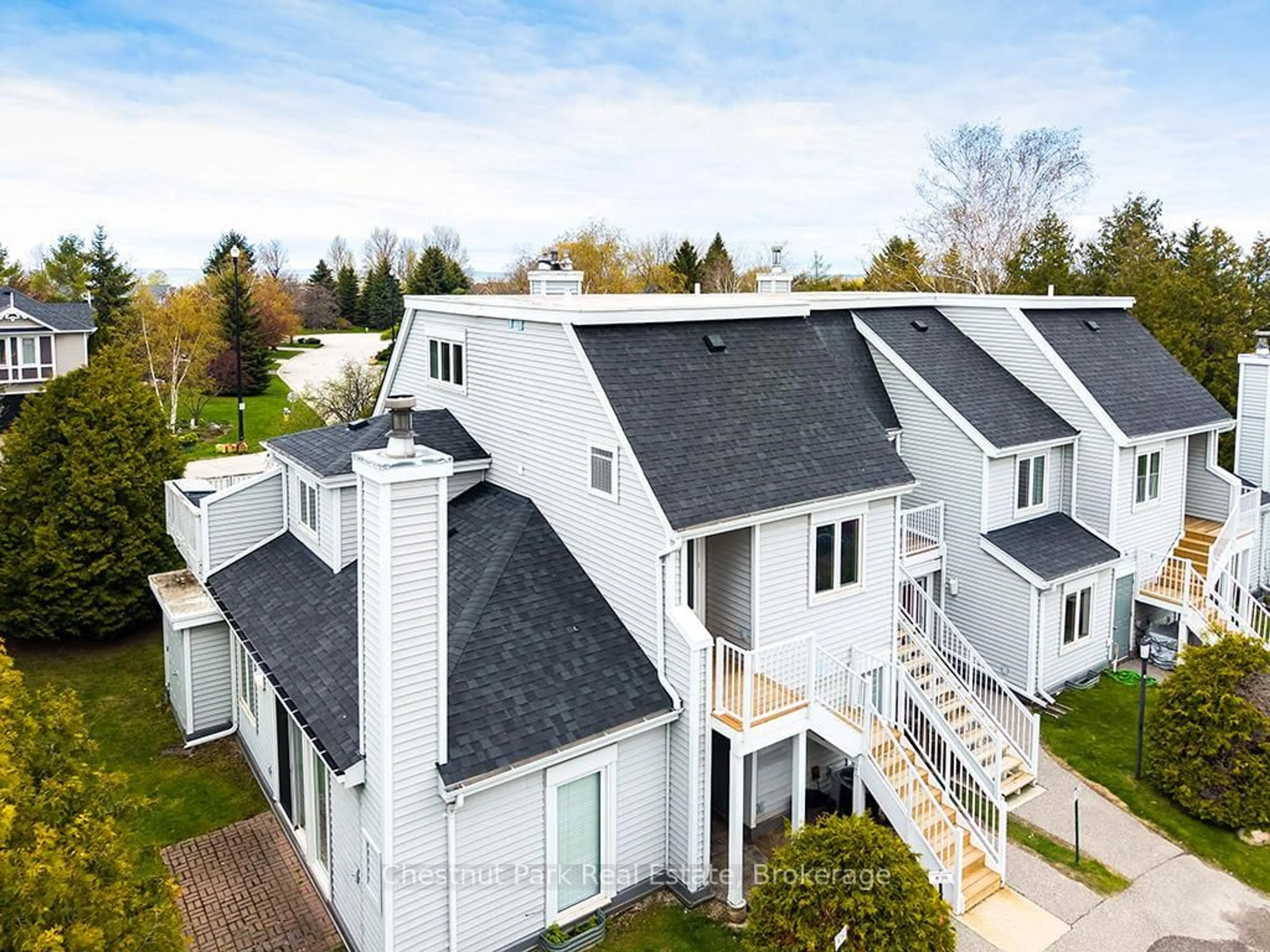 A pic from outside/outdoor area/front of a property/back of a property/a pic from drone, building for 55 Trott Blvd #114, Collingwood Ontario L9Y 5B8