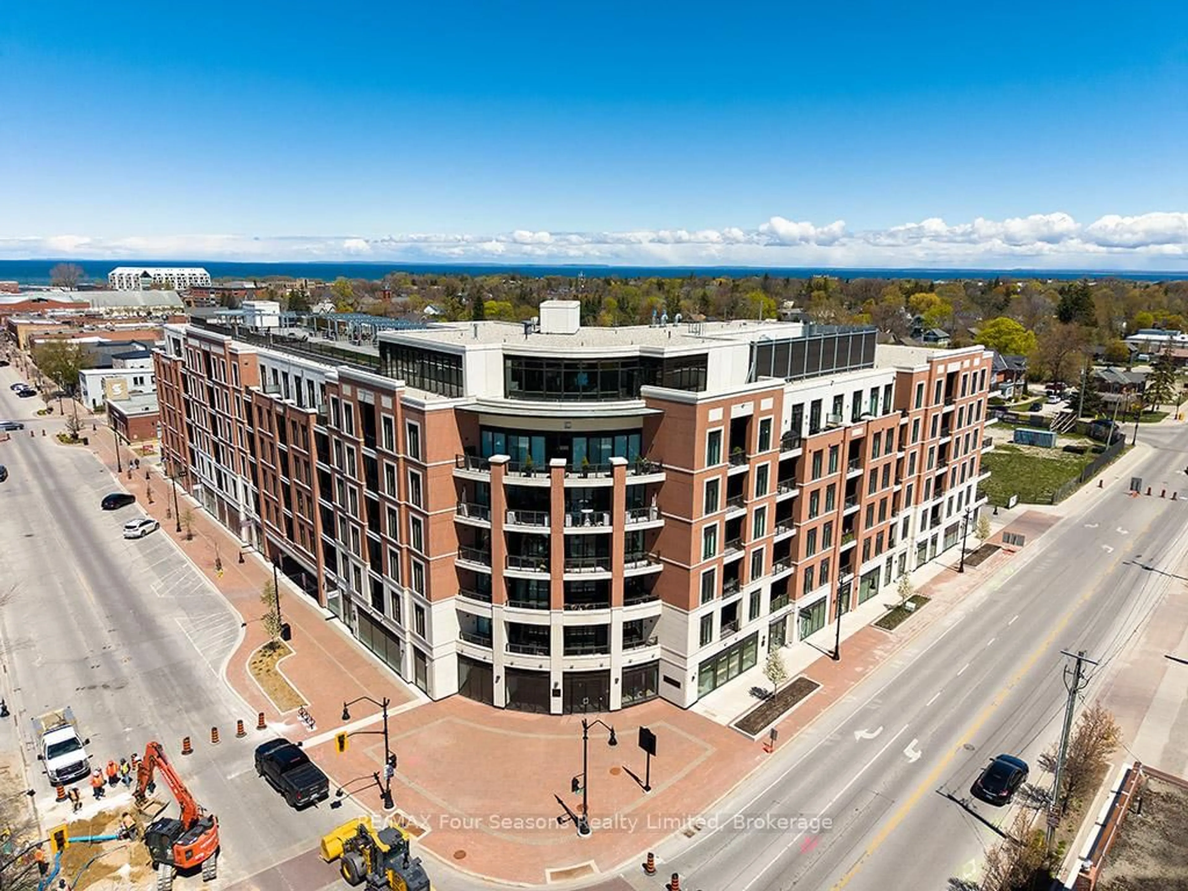 A pic from outside/outdoor area/front of a property/back of a property/a pic from drone, city buildings view from balcony for 1 Hume St #402, Collingwood Ontario L9Y 0X3