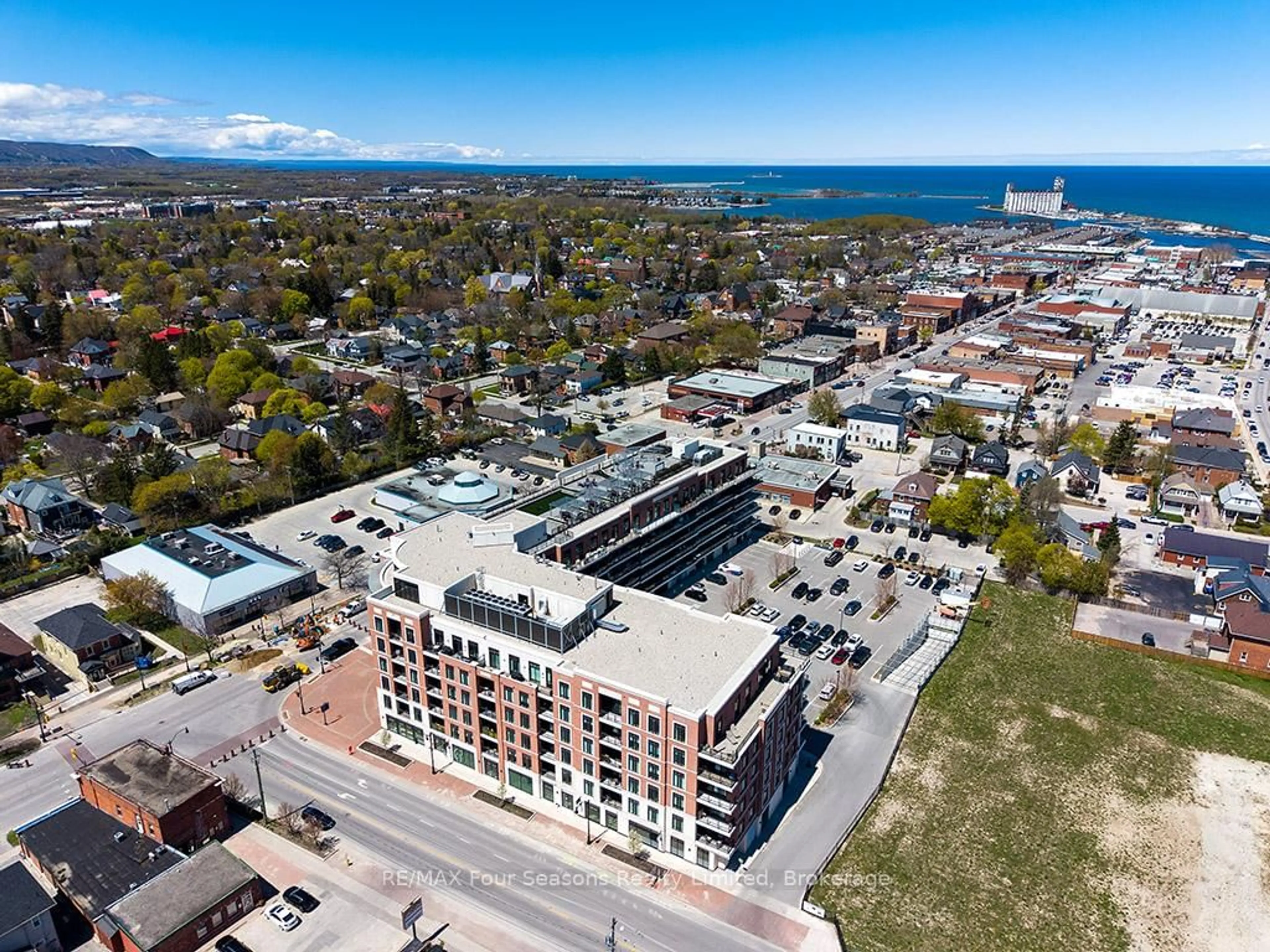 A pic from outside/outdoor area/front of a property/back of a property/a pic from drone, unknown for 1 Hume St #402, Collingwood Ontario L9Y 0X3