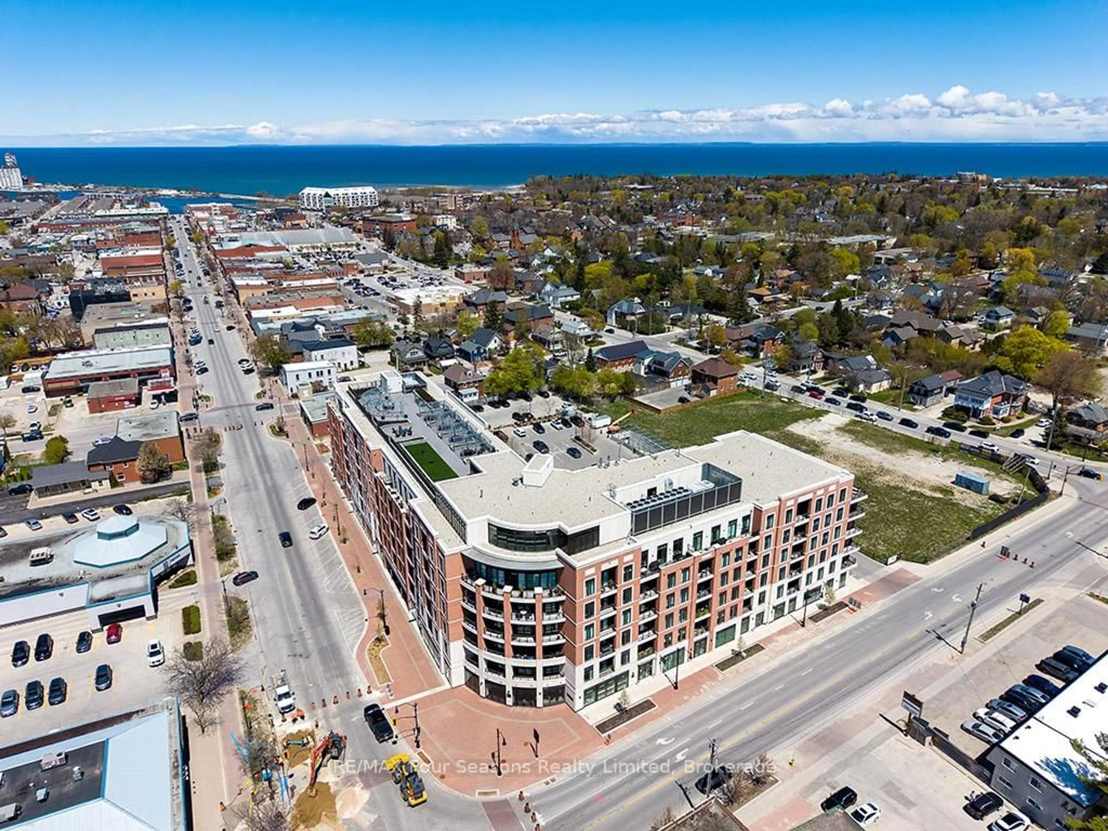 A pic from outside/outdoor area/front of a property/back of a property/a pic from drone, street for 1 Hume St #402, Collingwood Ontario L9Y 0X3