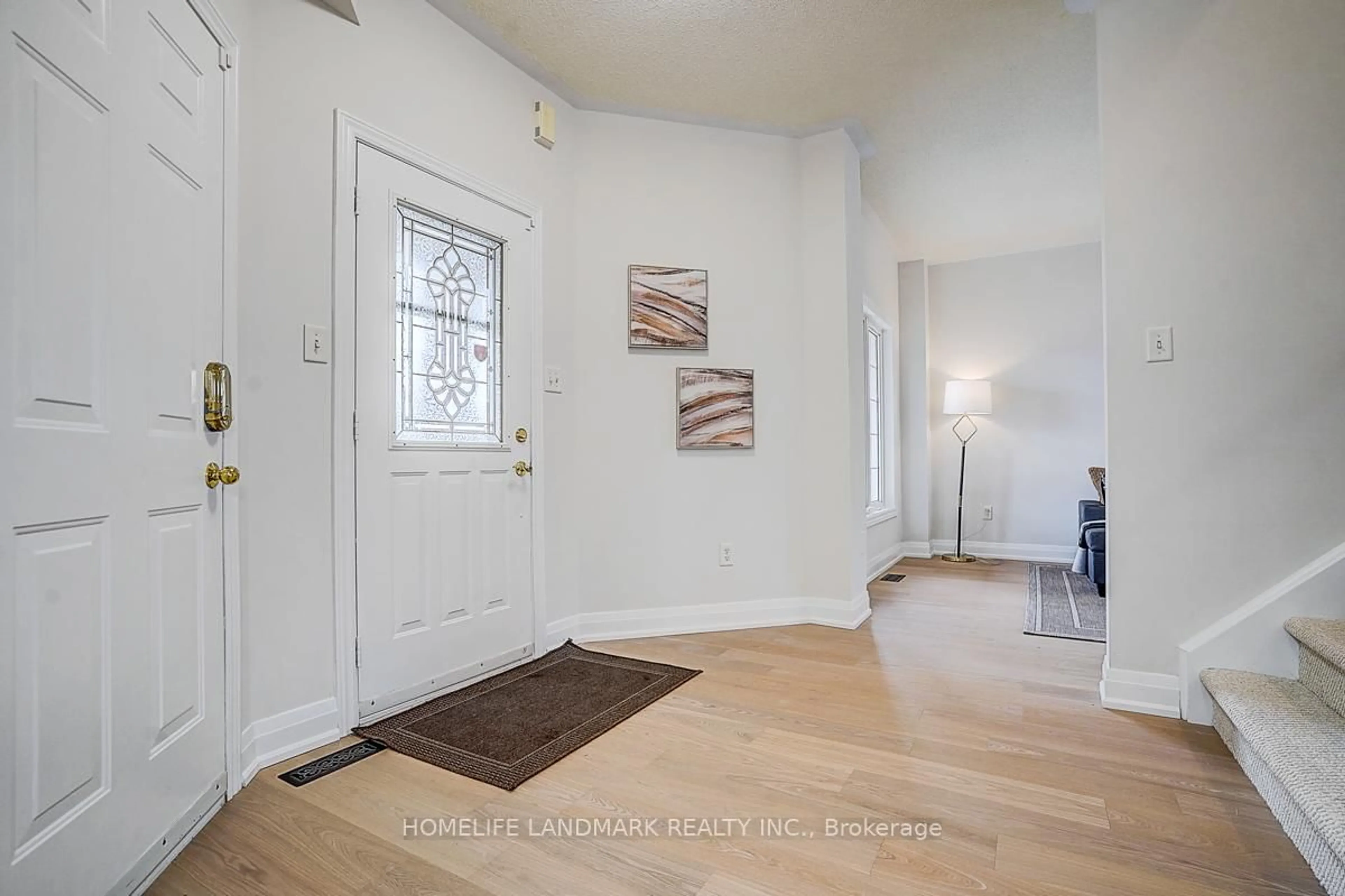 Indoor entryway for 20 Joseph Cres, Barrie Ontario L4N 0X9