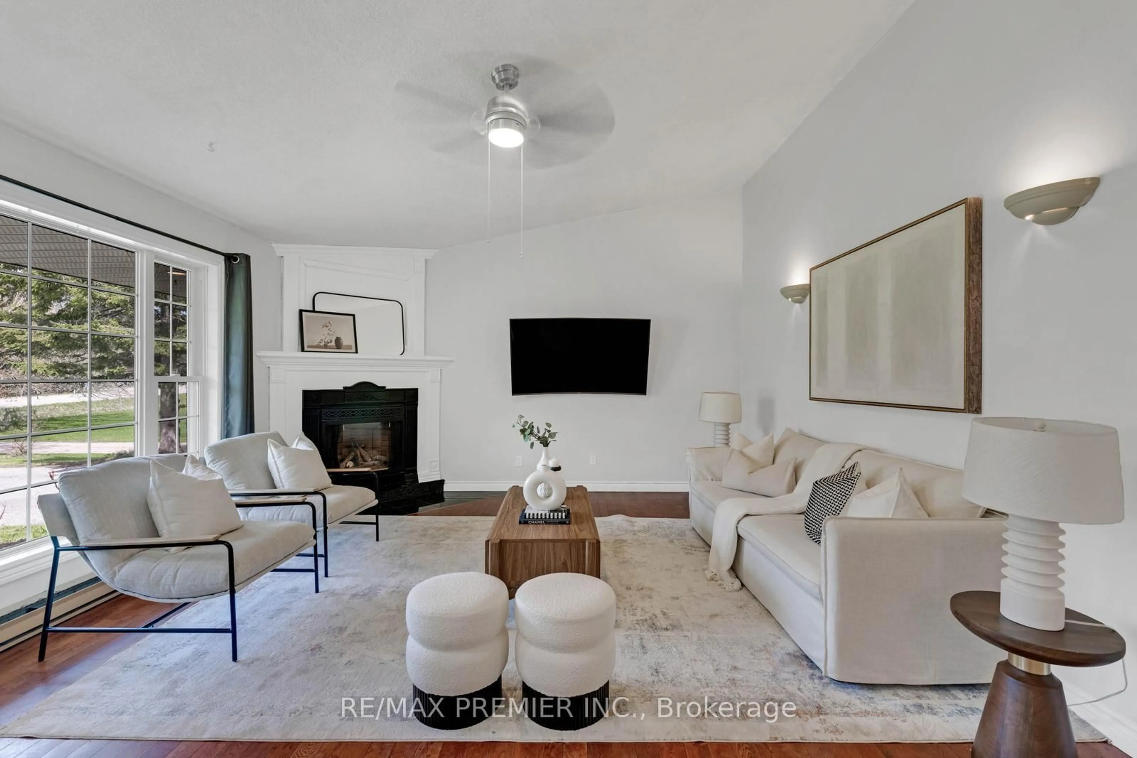 Living room with furniture, unknown for 771 Line 7, Oro-Medonte Ontario L0L 2E0