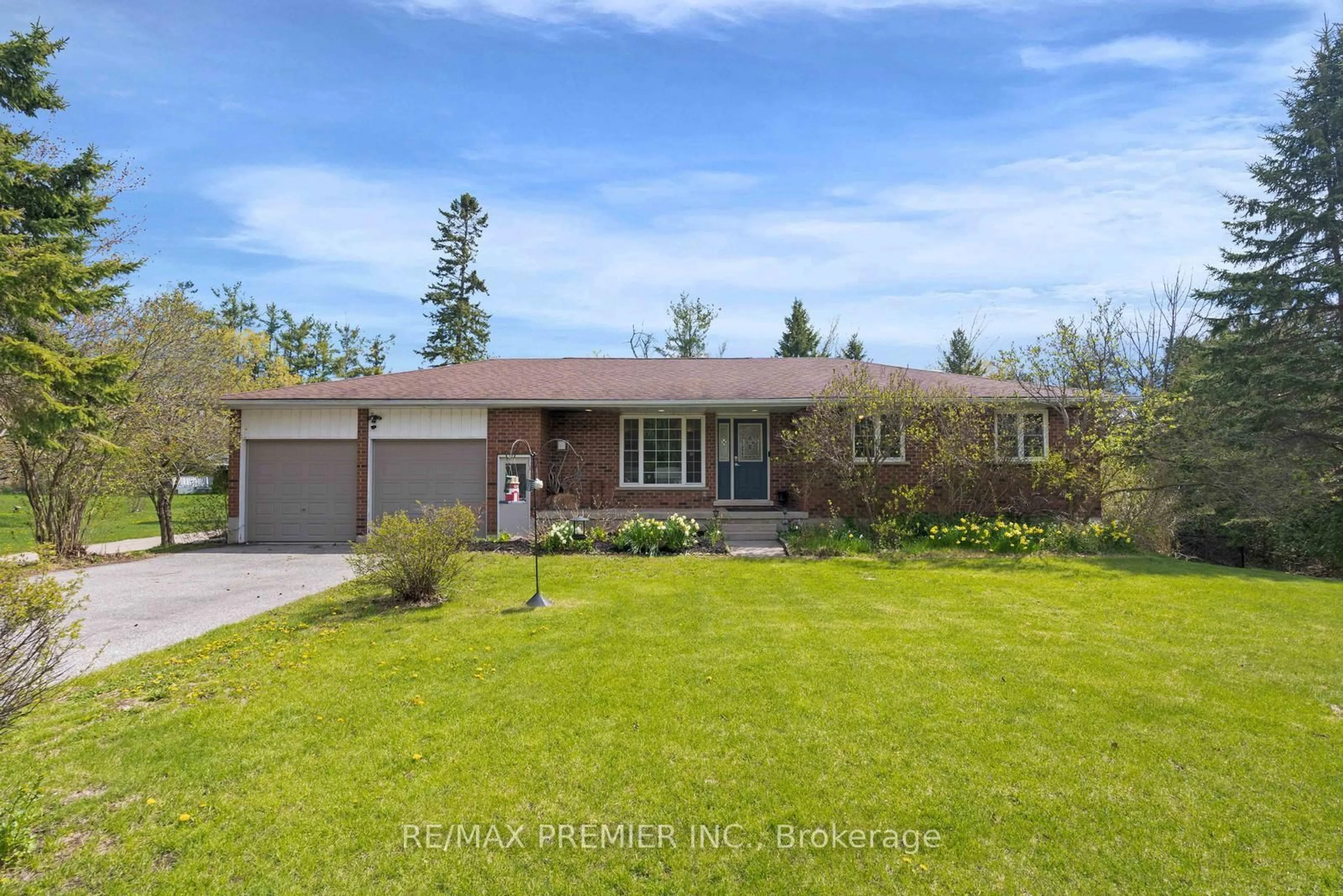 A pic from outside/outdoor area/front of a property/back of a property/a pic from drone, street for 771 Line 7, Oro-Medonte Ontario L0L 2E0