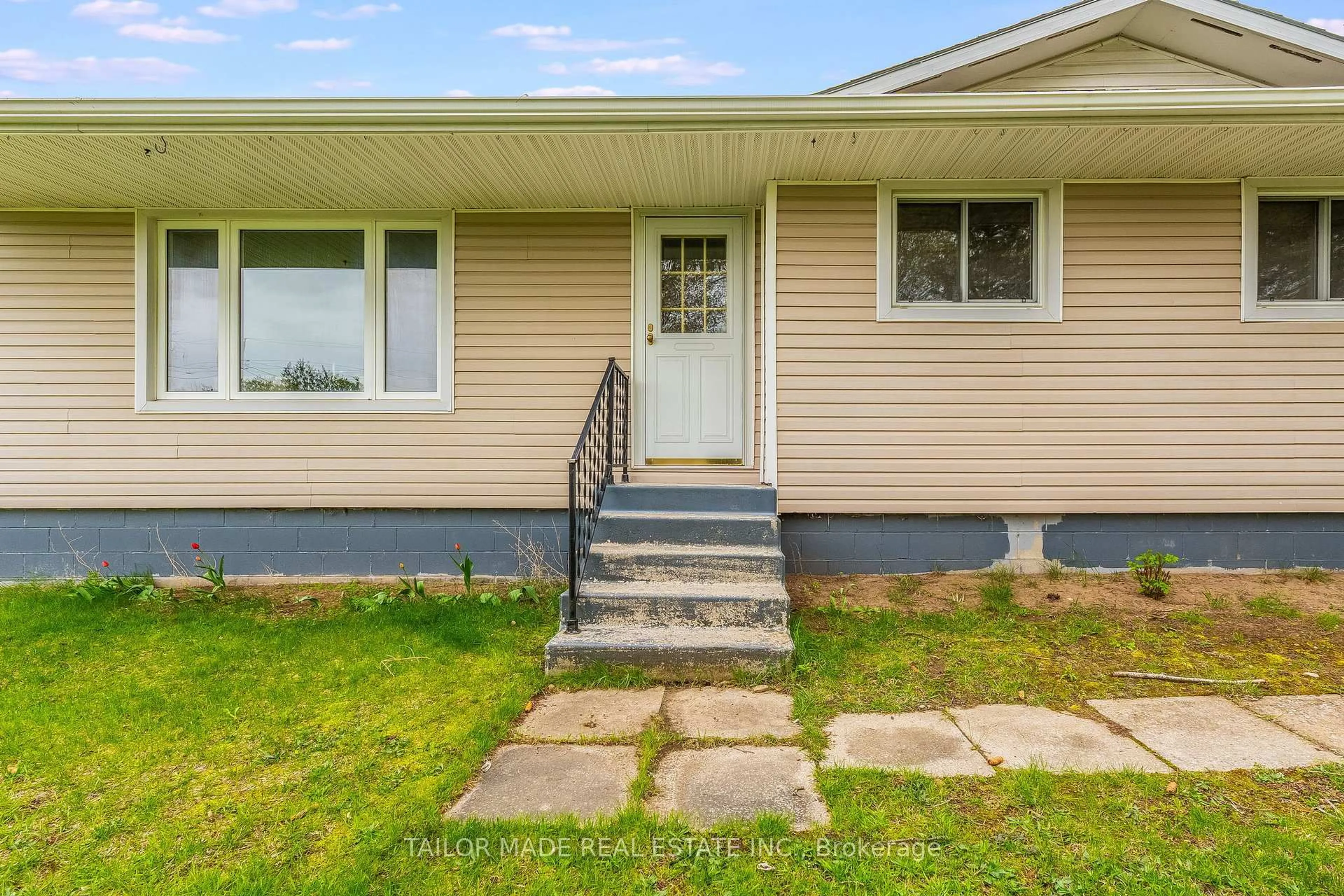 Home with vinyl exterior material, street for 61 George St, Clearview Ontario L0M 1G0