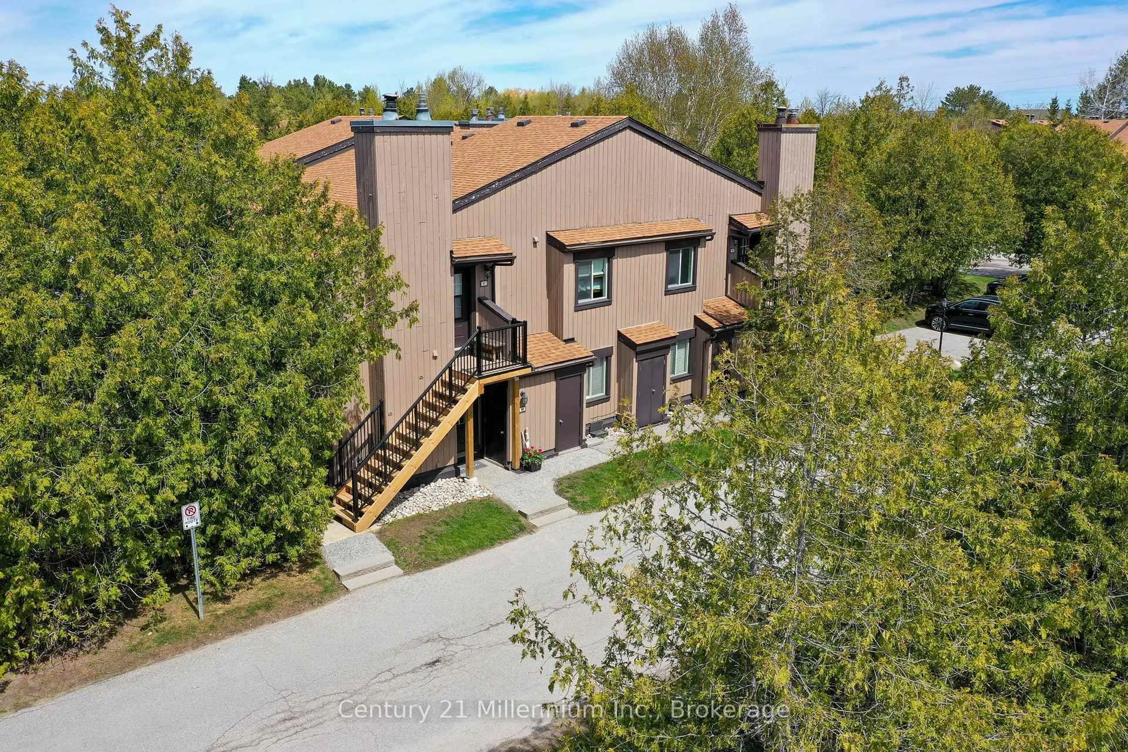 A pic from outside/outdoor area/front of a property/back of a property/a pic from drone, unknown for 23 Dawson Dr #98, Collingwood Ontario L9Y 5B4