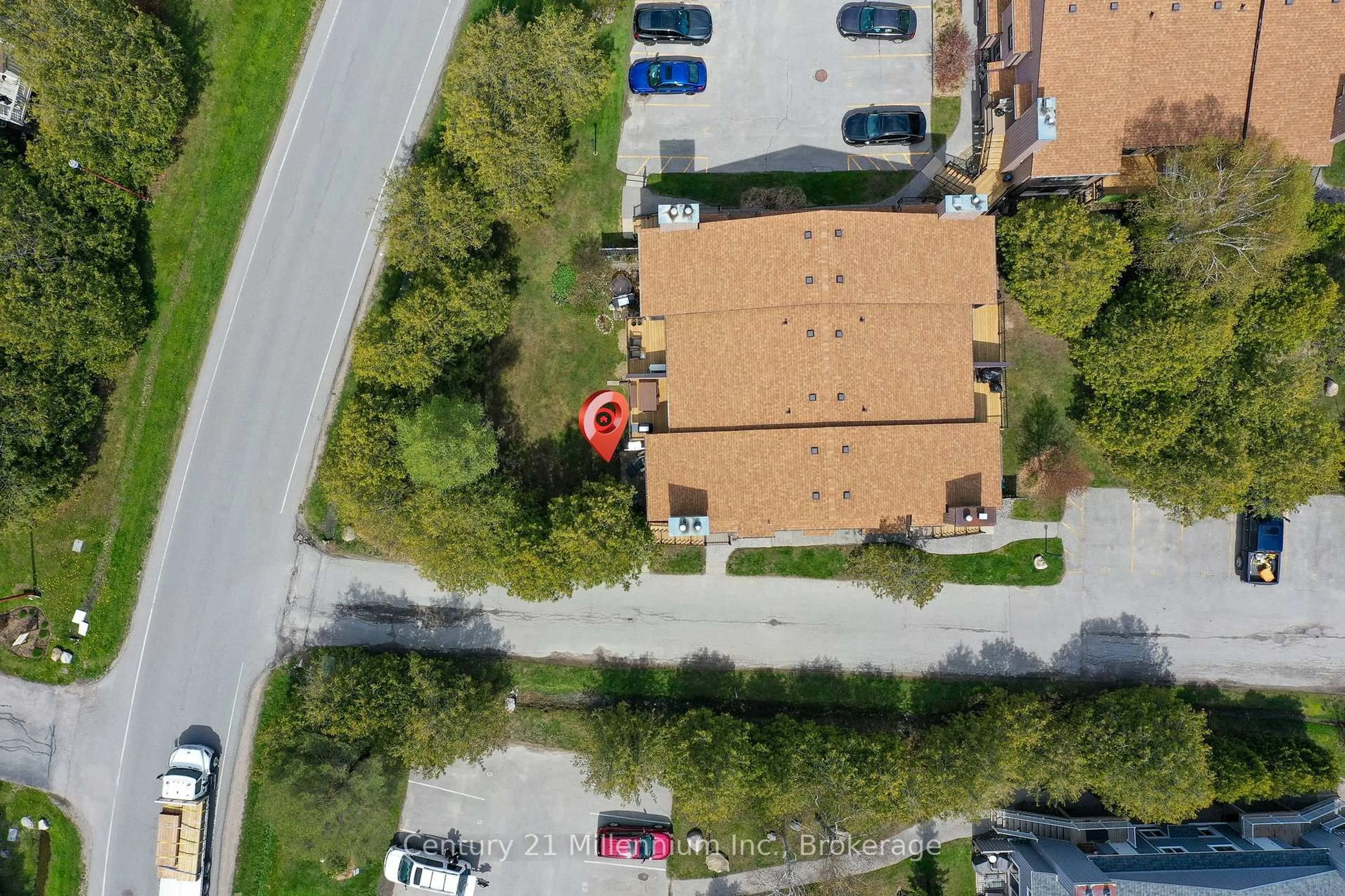 A pic from outside/outdoor area/front of a property/back of a property/a pic from drone, street for 23 Dawson Dr #98, Collingwood Ontario L9Y 5B4