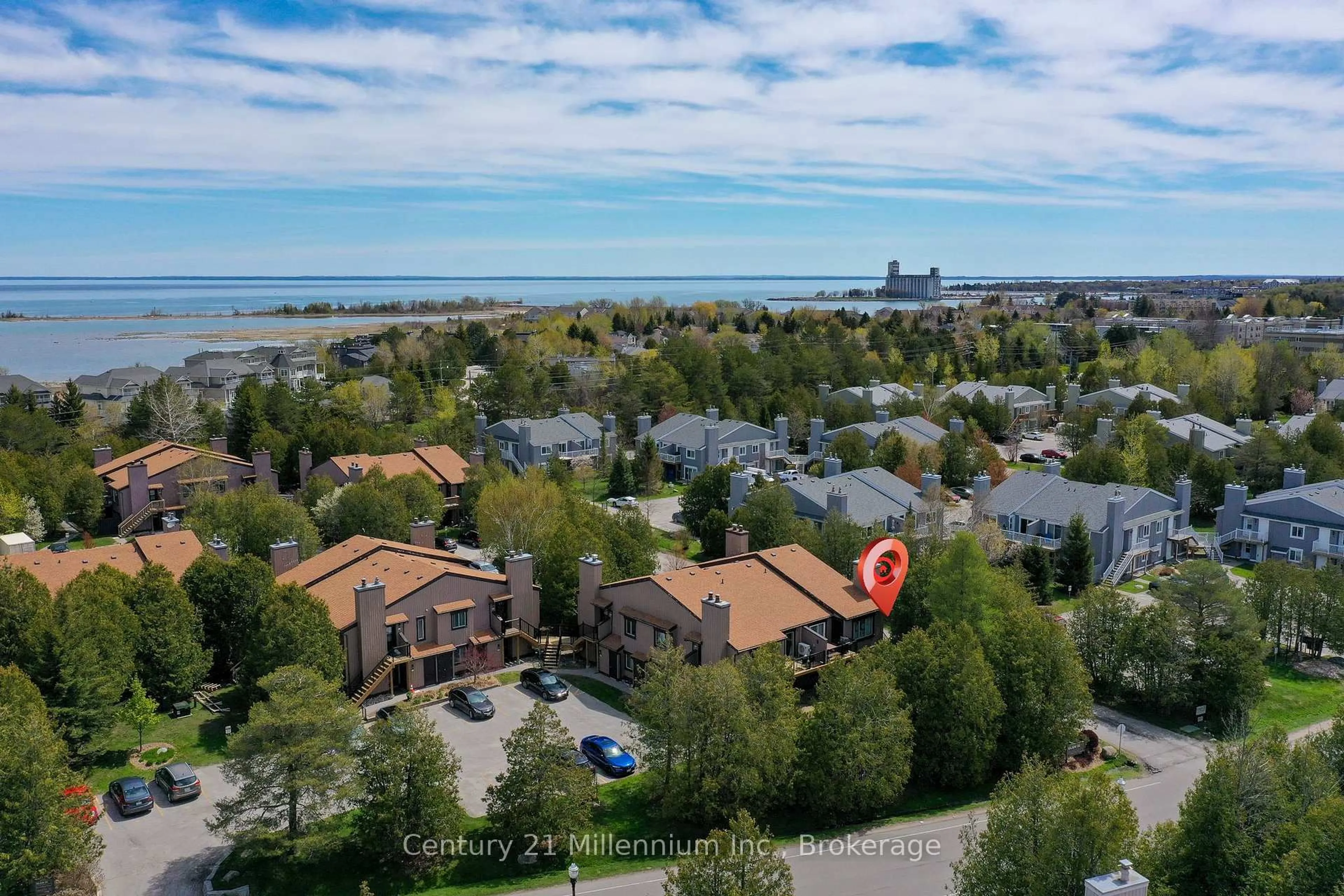 A pic from outside/outdoor area/front of a property/back of a property/a pic from drone, mountain view for 23 Dawson Dr #98, Collingwood Ontario L9Y 5B4