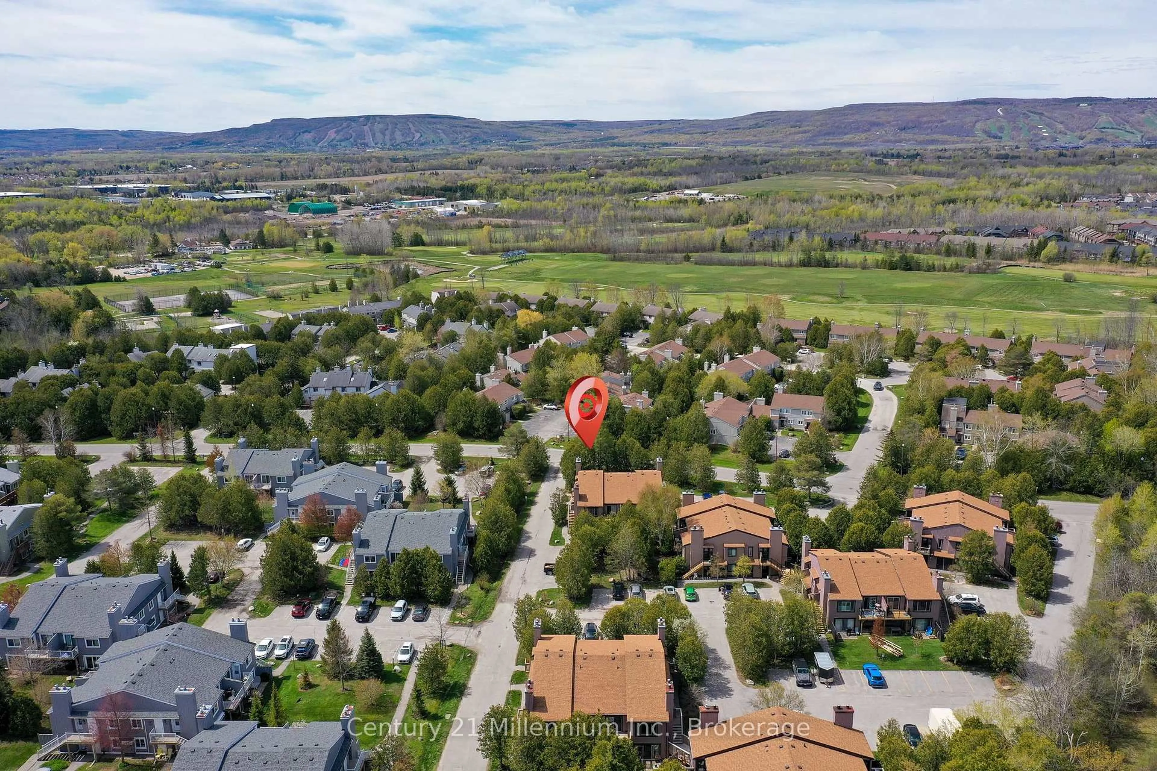 A pic from outside/outdoor area/front of a property/back of a property/a pic from drone, mountain view for 23 Dawson Dr #98, Collingwood Ontario L9Y 5B4