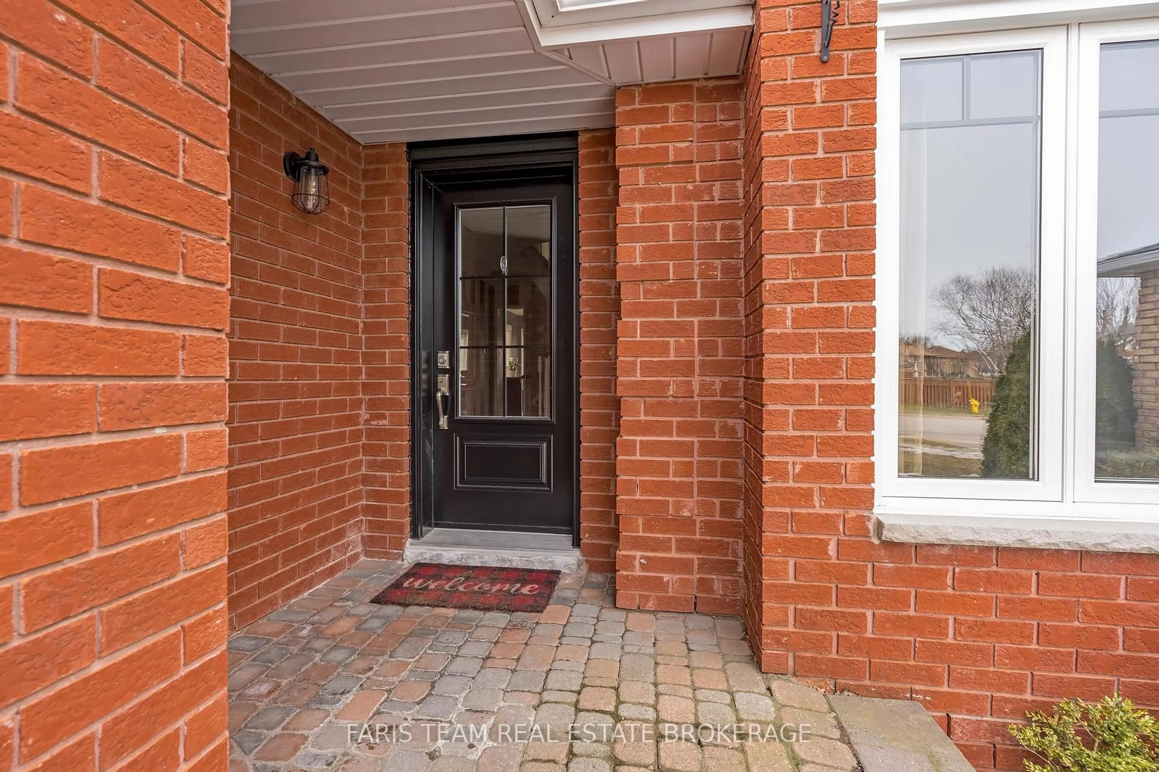 Indoor entryway for 31 Etherington Cres, Barrie Ontario L4N 7T2